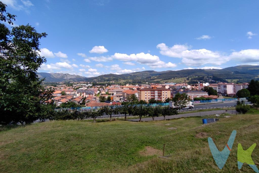 Parcela de terreno urbano en Los Corrales de Buelna. Está situada a 500 m del centro urbano, en alto, en una ladera orientada al sureste, desde la que se divisa la totalidad del Valle de Buelna. Las vistas son una de las características más destacadas de esta magnífica parcela de terreno urbano, que tiene una edificabilidad de 280 m² que se permite materializar en dos plantas. Actualmente hay una construcción de chapa metálica de unos 40 m². El entorno:. La parcela se encuentra en la zona conocida como La Cuesta, un núcleo tradicional situado en un alto a unos cien metros del casco urbano de Los Corrales de Buelna. La zona dispone de buenos accesos y de todos los servicios. Gastos de la transacción:. El adquirente tendrá que hacerse cargo del pago de la escritura, del impuesto de transmisiones patrimoniales (10%) y de la inscripción de la escritura en el Registro de la Propiedad.