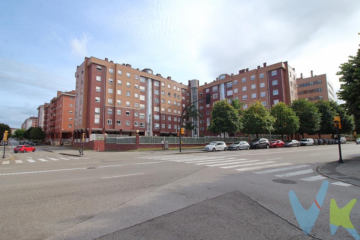 Plaza de garaje con espacio de sobra para tu vida familiar.¿Cansado de buscar hueco para el coche grande y además la moto o el remolque? Esta es tu solución.Disfruta de una plaza de garaje excepcionalmente amplia en una tranquila zona residencial. Está diseñada para albergar cómodamente un vehículo grande y todavía te sobrará espacio para tu moto, bicicletas o trastero.Se encuentra en un edificio con excelentes calidades y, lo mejor de todo, con un acceso y maniobra muy sencillos. Olvídate del estrés de aparcar.Ideal para familias que valoran la comodidad, el espacio y la tranquilidad.¡Haz tu día a día más cómodo! Contacta para más información y visita.Acceso y aparcamiento fácil y directo.Edificio con materiales de primera calidad y bien mantenido.Ubicada en una zona residencial muy tranquila.Espacio adicional para moto, remolque o almacenaje.Plaza de garaje extra grande.Contamos con más de 35 años de experiencia acreditada y nuestro objetivo es garantizarle un servicio de compra humano, ético, de calidad, fácil y seguro. Nuestro equipo lo integran agentes con la titulación AIR (Agente Inmobiliario Registrado), somos CRS (Council of Residential Specialist) y API. (Agente de la Propiedad Inmobiliaria Colegiado nº248). Contamos con un seguro de Caución que nos permite garantizar el depósito de las cantidades entregadas por nuestros clientes.Te ayudamos con la financiación con las mejores condiciones hipotecarias hasta el 100%.Consulte en nuestras reseñas de Google lo que opinan los clientes que ya han trabajado con nosotros.EL PRECIO NO INCLUYE IMPUESTO DE TRASMISIONES PATRIMONIALES, NOTARIA Y REGISTRO.