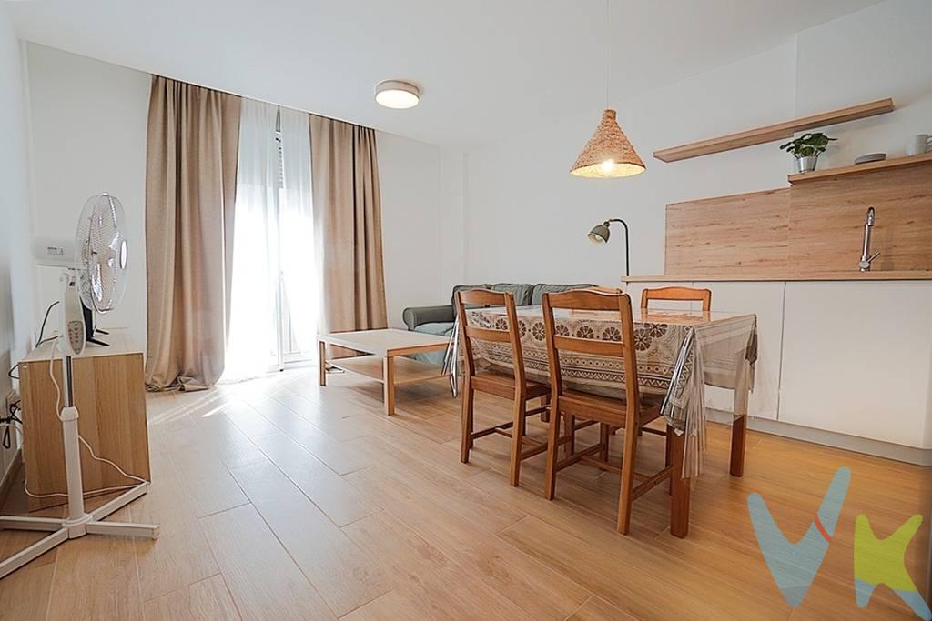 ¡Precio actualizado, excelente oportunidad!.   Se vende o *alquila un acogedor apartamento estudio a estrenar, situado en la cuarta planta (quinta sobre rasante) de un edificio  con ascensor, en la calle Cebrián, una ubicación privilegiada en pleno centro de Las Palmas de Gran Canaria. *(Consultar condiciones del alquiler).       La vivienda, con una superficie construida de 44,74 m², fue entregada por la constructora a principios de 2025 y se encuentra prácticamente amueblada, lista para entrar a vivir. Dispone de un pequeño balcón que aporta mucha luz natural, creando un ambiente cálido y confortable. Los materiales utilizados son de primera calidad y la distribución ha sido diseñada para aprovechar al máximo el espacio disponible.      El edificio cuenta con ascensor y la propiedad incluye un trastero privado, situado en la planta baja justo a la entrada del portal, con una superficie de 2,83 m², ideal para guardar objetos personales o de uso ocasional. Su localización es excelente, en una zona muy demandada tanto para vivir como para invertir, al encontrarse cerca de organismos públicos, centros administrativos y rodeado de todos los servicios necesarios para el día a día: supermercados, transporte público, bancos, tiendas y restaurantes. Por ello, también representa una magnífica oportunidad para inversores, ya que el alquiler en esta zona tiene una alta demanda durante todo el año. Los gastos e impuestos derivados de la compraventa no están incluidos en el precio.