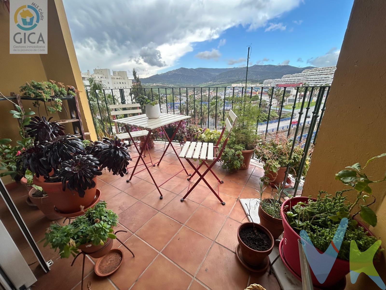 Descubre este encantador piso ubicado en la vibrante Avenida Virgen de la Palma, una zona ideal para disfrutar del auténtico estilo de vida algecireña. Esta propiedad tiene una superficie construida de 103 m² y útil de 87 m². El inmueble cuenta con un excelente estado de conservación que te permitirá mudarte sin preocupaciones. Su orientación sur garantiza luminosidad durante todo el día, creando espacios agradables y acogedores. Este piso consta de tres habitaciones (una doble), perfectas para familias o como espacio adicional para visitantes. Además dispone de dos baños  completos. . No tendrás problemas a la hora del estacionamiento ya que este edificio ofrece plaza privada y trastero. ¡Ven a visitarlo! Este magnífico piso es perfecto tanto si buscas invertir como si deseas establecerte junto a tus seres queridos. Las fotografías pueden no reflejar el estado actual del inmueble ya que el mobiliario mostrado en las imágenes ya no se encuentra en la vivienda a excepción de la cocina que se entrega totalmente equipada. ------------------------------------------------------. Transparencia de precio, impuestos y honorarios:. El precio publicado corresponde únicamente al precio de venta del inmueble y no incluye impuestos, gastos de compraventa ni honorarios a cargo del comprador. Impuestos: ITP o IVA+AJD (según la naturaleza de la transmisión). En Andalucía, en segundas transmisiones el ITP es 7% con carácter general, pudiendo aplicarse tipos reducidos (6% o 3,5%) si se cumplen requisitos. Base del impuesto: con carácter general, la base será la mayor entre el precio declarado y el valor de referencia (según normativa aplicable). Gastos de compraventa: notaría, registro y, en su caso, gestoría (desde 2.000€ orientativo, según operación). Honorarios comprador (no incluidos): 3% + IVA, con mín. 3.500€ + IVA si precio < 115.000€. Se informan y aceptan por escrito (hoja de encargo/servicios) antes de la visita y de cualquier gestión vinculada a la compra. Ficha informativa (Decreto 218/2005), a disposición del interesado. Fuentes oficiales: información tributaria y valor de referencia disponibles en fuentes oficiales de la Junta de Andalucía y se facilitan a quien lo solicite.