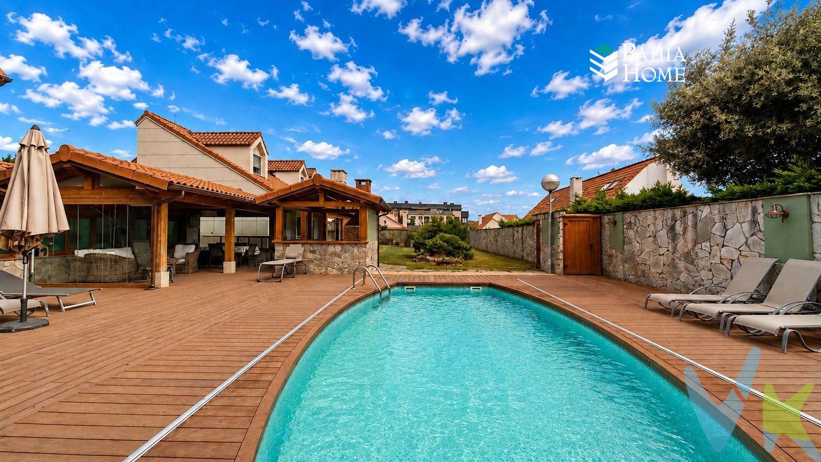 Ubicado en una urbanización privada en Santa Cruz de Bezana, este chalet individual es una propiedad en la que arquitectura, amplitud y calidad constructiva se combinan con espacios especialmente concebidos para el ocio y el confort. La vivienda se distribuye en dos plantas, con una distribución moderna que apuesta por los espacios abiertos, la luminosidad y la conexión entre los diferentes ambientes. La planta baja se articula en torno a un gran espacio abierto y diáfano en el que cocina, salón y comedor comparten un mismo ambiente, creando una estancia amplia y versátil que se convierte en el corazón de la vivienda. En esta misma planta se encuentra un dormitorio con baño en suite y vestidor, proporcionando privacidad e independencia dentro de la propia vivienda. Un segundo baño completo da servicio al resto de la planta. Y un maravilloso porche acristalado. Una escalera de diseño moderno y atractivo, integrada como un elemento más de la arquitectura interior, conduce hasta la planta superior. En ella encontramos tres estancias: dos de ellas acondicionadas actualmente como dormitorios, ambas con su propio baño en suite, y una tercera destinada a vestidor. El exterior es, sin duda, uno de los grandes protagonistas de la propiedad. La parcela privada y ajardinada alberga una piscina alrededor de la cual se han creado diferentes ambientes pensados para aprovechar este espacio mucho más allá de los meses de verano. Junto a la piscina se encuentra un completo bar equipado con barbacoa, acompañado de un espacio de descanso semi acristalado que proporciona un ambiente protegido y acogedor desde el que seguir disfrutando del exterior. En este mismo entorno se localiza además la bodega, con cocina equipada, completando un conjunto especialmente atractivo para organizar comidas, celebraciones y reuniones con familiares y amigos. La propiedad dispone también de garaje cerrado con capacidad para tres vehículos, ofreciendo además espacio adicional de almacenamiento. Todo ello se completa con excelentes calidades constructivas y una especial atención a los acabados y detalles, presentes en los diferentes espacios de la vivienda. Su ubicación en Santa Cruz de Bezana permite combinar la privacidad de una urbanización residencial con la cercanía a servicios, comercios y buenas comunicaciones. Santander se encuentra a pocos kilómetros, al igual que sus principales conexiones de transporte, con fácil acceso tanto a la estación de tren de Santander como al Aeropuerto Seve Ballesteros-Santander. Una propiedad con personalidad propia, donde diseño, privacidad, confort y amplitud se unen para ofrecer una forma diferente de disfrutar de la vivienda. Si buscas una casa que marque la diferencia, te invitamos a descubrirla personalmente. El precio de venta no incluye los gastos e impuestos derivados de la compraventa, tales como el Impuesto sobre Transmisiones Patrimoniales (ITP), Notaría y Registro de la Propiedad, ni cualquier otro gasto que, conforme a la legislación vigente, corresponda asumir al comprador. En Cantabria, el tipo general del ITP es actualmente del 9 %. No obstante, la normativa autonómica contempla distintos tipos reducidos y beneficios fiscales, cuya aplicación dependerá de las circunstancias personales del comprador, de las características y destino de la vivienda, así como del cumplimiento de los requisitos establecidos en la normativa vigente. En Bahía Home Inmobiliaria estudiaremos tu caso de forma personalizada para informarte de los beneficios fiscales que, en su caso, puedan resultar y ayudarte a conocer el coste real de la operación antes de la compra. . 