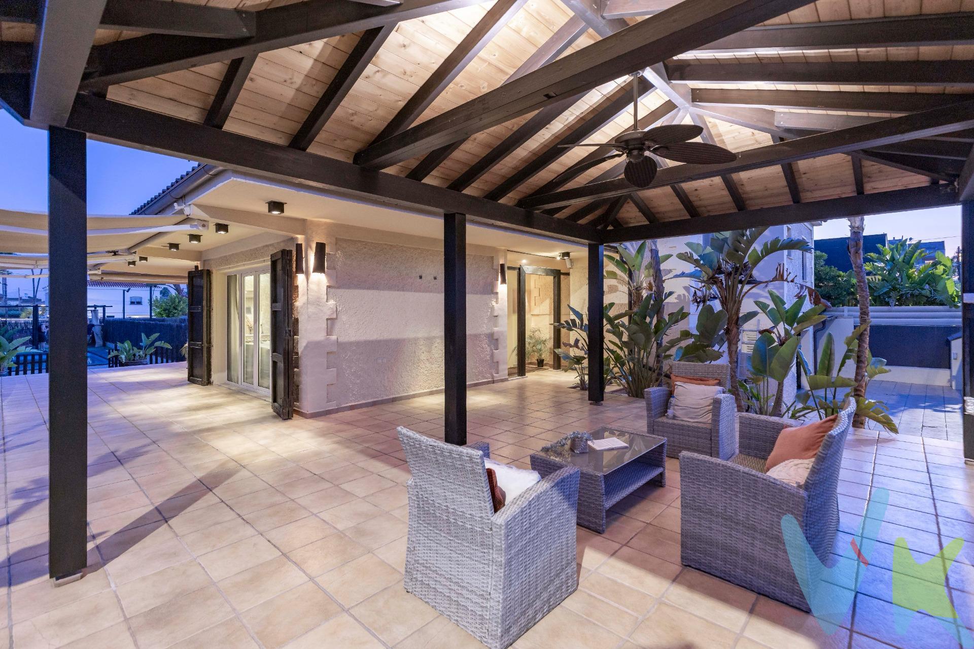 Fantástico chalet en Chilches a tan solo 50m. de la playa, donde lujo y confort se funden en una de las ubicaciones más  privilegiadas del Mediterráneo. La vivienda cuenta con una parcela de 835mc., donde una piscina de agua salada refrescará los días calurosos, una barra de bar al aire libre para disfrutar de tu refresco favorito, y un porche de madera con hilo musical para compartir momentos inolvidables con amigos y familiares. Además de un amplio sótano con trastero y un garaje cubierto. El chalet de 288mc. está reformado íntegramente en 2004. En la planta baja se encuentra un espacioso comedor con una chimenea de mármol, y tiene acceso a una terraza cubierta donde se escuchan las olas del mar, proporcionando un ambiente de paz y tranquilidad. Una cocina totalmente equipada, comunicada mediante un pasillo a otra cocina más funcional, y un lavadero. La planta superior dispone de tres habitaciones dobles con sus correspondientes armarios empotrados, y dos baños completos; uno de ellos con cabina de hidromasaje y sauna. También dispone de calefacción y aire acondicionado por conductos, suelo de madera IPE en la planta superior y de gres porcelánico en la planta baja. Carpintería exterior en PVC. Otro de los rincones mágicos, sin duda, es la terraza cubierta con pérgola de madera y un ventilador de techo integrado. Y si apetece algo de deporte, también se puede jugar al badminton en una pista al aire libre. Por expreso deseo de los propietarios, esta vivienda se comercializa en EXCLUSIVA, por lo que le garantiza un trato fácil, cómodo y sin interferencias. Rogamos no molesten a sus ocupantes, propietarios o vecinos. Si usted es un profesional inmobiliario, no dude en llamarnos, estaremos encantados de colaborar en la venta de este inmueble. **Honorarios de agencia, gestoría, notaría, registro e impuestos no incluidos. Anuncio no vinculante, puede contener errores. **. Conócela y enamórate de la vivienda que siempre soñaste encontrar!
