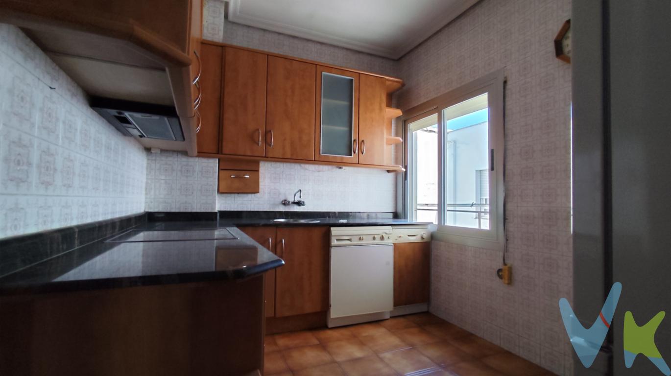 Vivienda a reformar con balcón en el Cubo en Logroño. Buena altura. Calefacción central con contador individual. Suelos de parquet y gres. Carpintería exterior de aluminio e interior de madera. Exterior. Céntrico. Servicios en el entorno.