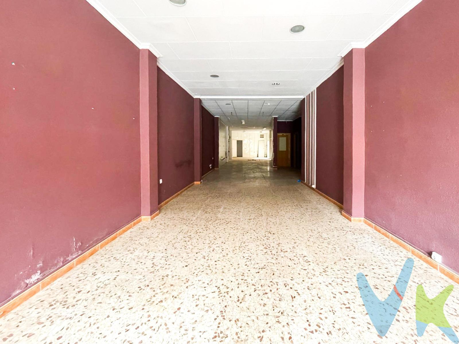 SE VENDE LOCAL CON TERRAZA,  APTO PARA HACER UNA VIVIENDA . Local comercial ideal para hacer UNA ESPACIOSA VIVIENDA. Posee una  terraza al fondo, una fachada amplia y techos altos, lo que proporciona  ENTRADAS DE LUZ Y AIREACIÓN desde diferentes puntos. OPORTUNIDAD DE INVERSIÓN  a bajo costo situado en la mejor zona de Muro de Alcoy, con todo tipo de comercios y servicios al alcance de la mano. Tendrás a tu disposición 189 metros para hacer un piso espacioso y acogedor con un bajo presupuesto ya que se puede emplear parte de la infraestructura que existe actualmente. No lo pienses dos veces. ¡Llama ya para programar una visita¡. La descripción del presente inmueble e imágenes tienen mero carácter informativo y en ningún caso carácter contractual, pudiendo ser modificados por la inmobiliaria comercializadora sin que ello implique responsabilidad alguna frente a terceros. En el precio de venta a público, esta propiedad NO incluye los gastos de adquisición (Notario, registro, gestión, honorarios, etc…).