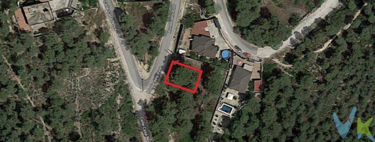 Bonita parcela de 500m2 en la Urb. Vora-Sitges de Canyelles. El terreno dispone de una fachada principal con orientación a noroeste.  .  La opción Ideal para los que quieren diseñar y disfrutar de una casa con un gran terreno, sin el estrés y el constante ruido que se sufre en el centro de las ciudades. La parcela se encuentra en la urbanización Vora-Sitges, de Canyelles, que está actualmente en proceso de urbanización. Está perfectamente comunicada con salidas hacia Barcelona o Tarragona gracias a la C-31, la C-15, la C-32, la AP7 y la N-320.  .  Viva rodeado de naturaleza, en un idílico paraje donde poder evadirse cada día, relajarse y disfrutar con la familia y seres queridos. Las distancias a los principales puntos de interés son:.  .  Centro de Canyelles: 2.1 km.  Vilanova i la Geltrú: 7.3 km.  Sitges: 7.0 km.  Aeropuertos cercanos: Barcelona - El Prat en 38.5 Kilómetros (30 min) / Reus 66.6 km (45 min).  Tren más cercano: Sitges en 9.0 (12 min-9.  Autopistas más cercanas: C32 y AP7.  Playas más cercanas: playas de Sitges a 11.2 km, playas de Vilanova i la Geltrú a 14.2 km.  .  Canyelles es una población en segunda línea costera de la comarca del Garraf, situada a medio camino entre las principales áreas metropolitanas (a 40 km. de Barcelona y 45 de Tarragona), con una extensión total de 14,23 km2 y una población de 4.481 habitantes en 2018. Su localización privilegiada, junto a los parques naturales del macizo del Garraf y el parque natural del Foix, le proporciona un clima de montaña estando a escasos kilómetros de la playa.  .  Población de aire familiar con tradición agrícola, y con un núcleo antiguo con encanto, donde podemos encontrar su iglesia e incluso un castillo entre sus encantadoras calles. A pocos kilómetros, en la franja de costa, en la misma comarca, tenemos las poblaciones de Vilanova i la Geltrú y Sitges, en las cuales podremos disponer de infraestructuras náuticas y de ocio: puerto deportivo, playas, paseo marítimo, campo de golf..  .  En la comarca, la oferta comercial y cultural es muy variada y completa, con tiendas de todo tipo, museos de fama nacional como el Víctor Balaguer (arte catalán del romanticismo), o de tecnología, como el del Ferrocarril; cuenta con una programación estable de teatro, música, cine y festivales de fama nacional de música y cine. Así mismo, ofrece una gastronomía rica y variada muy importante y reconocida al igual que sus carnavales y otras fiestas populares muy variadas. También dispone de universidad UPC y numerosas escuelas de gran prestigio ubicadas en la zona.  .  NO LO DUDES MAS Y EMPIEZA A DISEÑAR LA CASA DE TUS SUEÑOS, VEN A VERLO!!