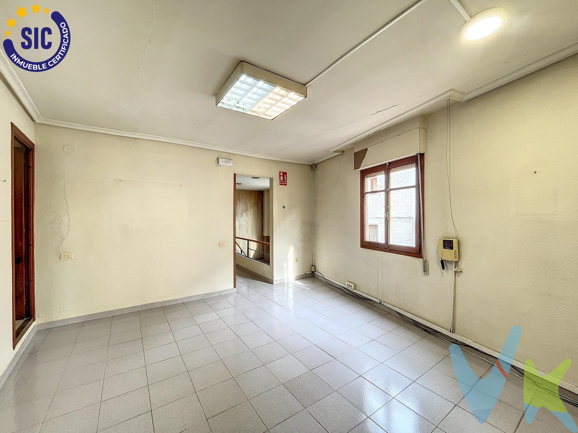 ¡Descubre tu nuevo hogar en el corazón de Artana!. Casa de Pueblo con terraza y vistas a la montaña. Ubicada en el pintoresco municipio de Artana, en la comarca de la Plana Baixa, esta casa goza de una ubicación privilegiada, con una cercanía envidiable al Parque Natural de la Sierra Espadán. Rodeada de comercios locales y todos los servicios esenciales, además de contar con una excelente conexión a la CV-10, lo que te permite llegar cómodamente a cualquier lugar. Distribución de la vivienda:. Planta a pie de calle: Acceso directo tanto al garaje como a la vivienda, lo que facilita tu día a día. Planta primera: Dos amplios salones, una cocina y un aseo. ¡Una excelente oportunidad para crear un espacio único y a tu gusto!. Planta segunda: Tres acogedoras habitaciones exteriores, todas con total privacidad, acompañadas de un armario empotrado y un baño completo con bañera para tu confort. Planta tercera: Un versátil espacio multifuncional con acceso a una terraza privada, ¡donde podrás disfrutar de impresionantes vistas a la montaña!. Artana es el lugar ideal para desconectar del ajetreo diario y reconectar con la naturaleza. No pierdas la oportunidad de vivir en este encantador pueblo. ¡Tu nuevo hogar te espera!. La descripción del presente inmueble e imágenes tienen mero carácter informativo y en ningún caso carácter contractual, pudiendo ser modificados por la inmobiliaria comercializadora sin que ello implique responsabilidad alguna frente a terceros. En el precio de venta a público, esta propiedad NO incluye los gastos de adquisición (Notario, registro, gestión, honorarios, etc…). 
