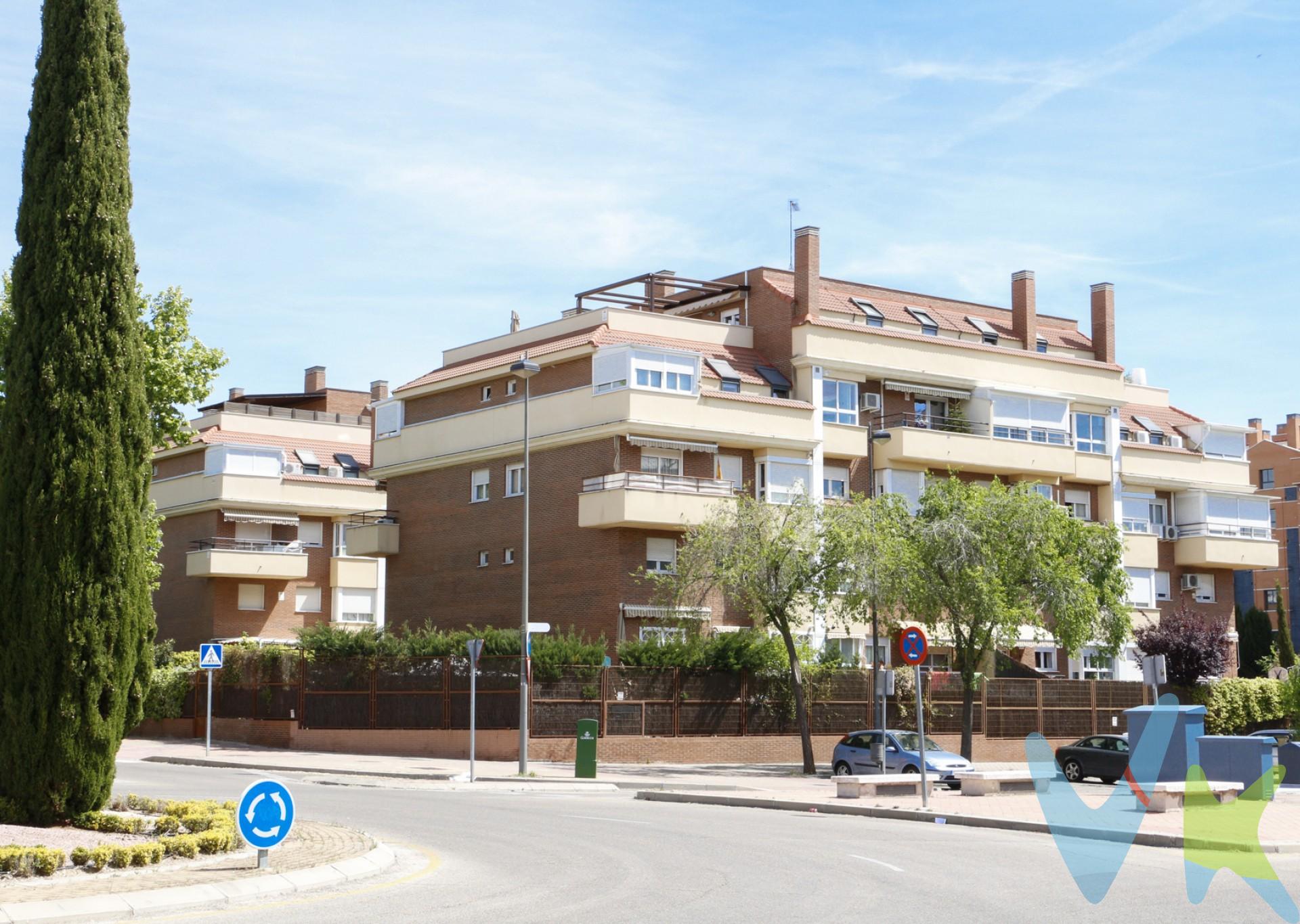 ¡Oportunidad única en Parque Oeste!: DÚPLEX de 4 dormitorios, con 2 TERRAZAS y una excelente orientación.

Te presentamos este exclusivo dúplex de esquina, situado en una de las zonas más demandadas de Alcorcón, en el barrio de Parque Oeste. Una vivienda amplia y luminosa, perfecta para familias que buscan comodidad, privacidad, urbanización con piscina y zonas ajardinadas, así como una ubicación privilegiada, cerca de todo tipo de servicios y comercios.

En la planta principal cuenta con salón independiente, con doble orientación y salida a terraza; cocina con espacio para comer y tendedero; 1 dormitorio; aseo y la escalera de acceso a la planta alta. En dicha planta dispone de otros 3 dormitorios y 2 baños completos. El dormitorio principal tiene acceso a una segunda terraza y cuenta con baño en suite y con ventana.

Vivienda con importantes mejoras en sus instalaciones, caldera de condensación actualizada y aire acondicionado en salón y dormitorios.

Plaza de GARAJE y TRASTERO incluidos en el precio de venta publicado.

Contacta con nosotros y te ampliamos información.

El comprador tendrá un coste adicional de un 2% MÁS IVA sobre el precio publicado, por el servicio de gestión, asesoramiento y formalización del proceso de compra. Este importe no está incluido en el precio publicado en venta y será facturado al comprador.