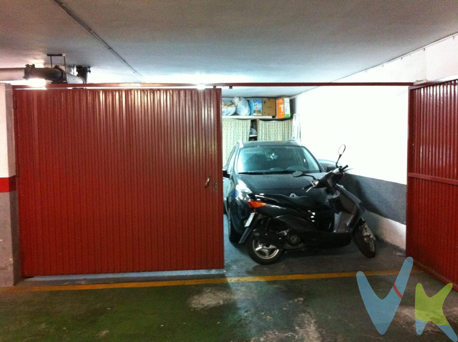 Magnífica plaza de garaje cerrada en zona de San Felipe Neri. Ubicada en garaje comunitario, se encuentra independizada de la misma mediante una puerta que alberga dos plazas, siendo objeto de venta la plaza de la derecha. Capacidad  para coche y moto según dimensiones de los vehículos. . * Gastos, Impuestos y Honorarios de la Agencia no incluidos en el precio. *Si estás interesado en esta vivienda pero tienes que vender, contacta con nosotros, te ayudamos a encontrar comprador para tu vivienda