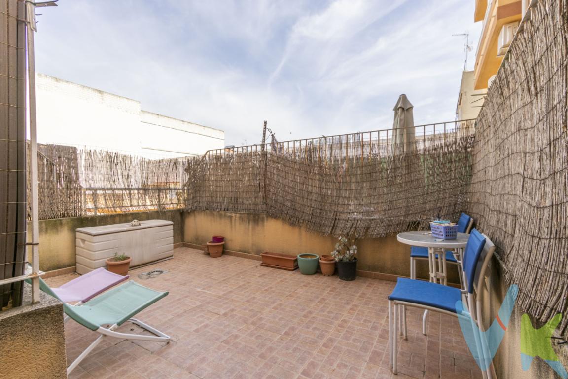 Fantástica vivienda situada en Museros, ideal para quienes buscan amplitud, comodidad y espacios exteriores para disfrutar durante todo el año.Te presentamos esta vivienda de 102 m² construidos y 95 m² útiles, ubicada en Museros, con una distribución funcional que separa perfectamente la zona de día de la zona de descanso.La vivienda dispone de un amplio salón-comedor, una cocina independiente con acceso directo a una práctica galería, ideal como zona de lavandería y apoyo para el almacenamiento diario.Cuenta con tres dormitorios de generosas dimensiones, dos de ellos con salida directa a una magnífica terraza privada de aproximadamente 25 m², un espacio exterior que aporta amplitud y múltiples posibilidades de uso. Además, los dormitorios disponen de armarios empotrados, ofreciendo una solución cómoda y eficiente de almacenaje.La vivienda se completa con dos baños completos, proporcionando comodidad para toda la familia.Entre sus características destaca también la inclusión de plaza de garaje y trastero, elementos que aportan un valor añadido y mayor comodidad en el día a día.Situada en una zona tranquila de Museros, con fácil acceso a todos los servicios necesarios y buenas comunicaciones con Valencia, esta vivienda es una excelente opción para quienes buscan espacio, funcionalidad y zonas exteriores en una ubicación bien conectada.Solicita más información y descubre todo el potencial de esta vivienda.Una vivienda con metros, terraza y todas las comodidades para entrar a disfrutarla desde el primer día. ¡Solicita más información y ven a visitarla!? NOTA IMPORTANTE SOBRE ESTE ANUNCIO: Renderizado e IA   Para facilitar la visualización del potencial real de esta propiedad, queremos informar de manera transparente a los interesados que algunas de las imágenes presentadas en este anuncio han sido optimizadas y mejoradas mediante Inteligencia Artificial (IA) y herramientas de home staging     virtual.    Se muestra a título informativo y no contractual. El precio no incluye lo siguiente: Honorarios de la agencia inmobiliaria, impuestos (IVA, ITP) y otros gastos de la Compraventa (notaria, gestoría y registro