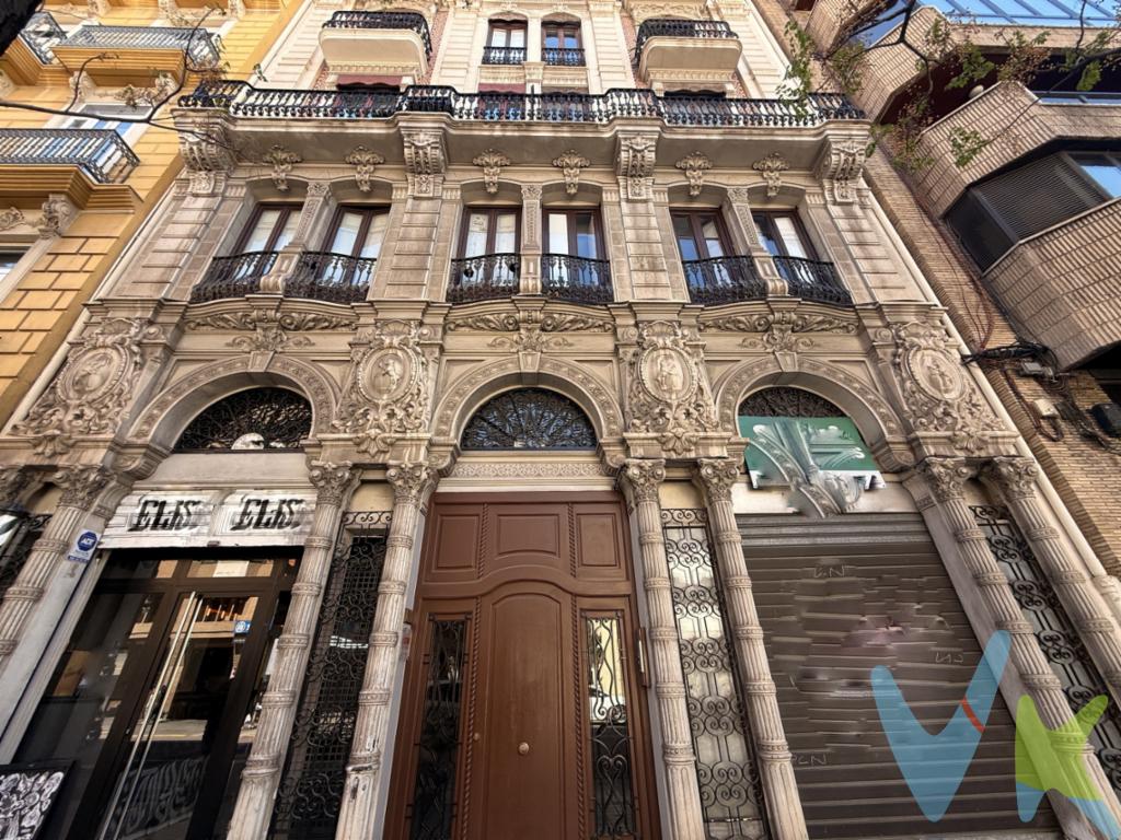 Exclusiva vivienda en el emblemático edificio de Calle Guillem de Castro  Valencia con ASCENSOR y TRASTERO.Se ofrece este exclusivo piso ubicado en la última planta con ascensor en una finca señorial, caracterizada por su impresionante fachada ornamentada, balcones de forja original y detalles arquitectónicos únicos que reflejan carácter, elegancia y exclusividad.Se encuentra en pleno centro de Valencia, una de las zonas más demandadas de la ciudad. Completamente diáfana, ofrece un lienzo en blanco para diseñar una propiedad a medida. Perfecta tanto para residencia exclusiva, como para inversión con GRAN POTENCIAL DE REVALORIZACIÓN.Su valor es sólido y estable en el tiempo, lo que convierte esta propiedad en una inversión segura, siempre respaldada por su privilegiada localización. Situada en una de las arterias principales de la ciudad, a escasos minutos a pie de la emblemática calle Colón, el Ayuntamiento de Valencia, la Plaza de Toros y la Estación del Norte, principal nudo ferroviario de la ciudad. La zona cuenta con una amplia oferta de comercios, supermercados, restauración, centros educativos y todos los servicios necesarios para el día a día, además de excelentes conexiones de transporte público. Vivir aquí es disfrutar del auténtico centro de Valencia.Anteriormente la vivienda constaba de 3 habitaciones, baño completo, cocina independiente y salón con salida a balcón, además de ofrecer un practico trasteroUna oportunidad única de vivir en un entorno con personalidad y distinción.Por mandato expreso del propietario, COMERCIALIZAMOS ESTE INMUEBLE EN EXCLUSIVA, lo que le garantiza el acceso a toda la información, a un servicio de calidad, un trato fácil, sencillo y sin interferencias de terceros. Por este motivo, se ruega NO MOLESTAR AL PROPIETARIO, a los ocupantes de la propiedad o a los vecinos. Muchas gracias por su comprensión.La oferta está sujeta a cambios de precio o retirada del mercado sin previo aviso. Este anuncio en su conjunto, incluyendo textos, fotos, imágenes o cualquier otro contenido de este, no es vinculante dado que la información es ofrecida por terceros y puede contener errores. Se muestra a título informativo y no contractual.El precio del inmueble no incluye los honorarios de la agencia, ni los gastos de notaría y registro de la propiedad (que están sujetos a aranceles y varían dependiendo del precio de escrituración), ni los impuestos (que en la Comunitat Valenciana varían dependiendo del precio del inmueble y de las características personales del comprador).Esta propiedad se pone a la venta con toda la documentación comprobada y en regla, por lo que ofrecemos GARANTIAS a los compradores.