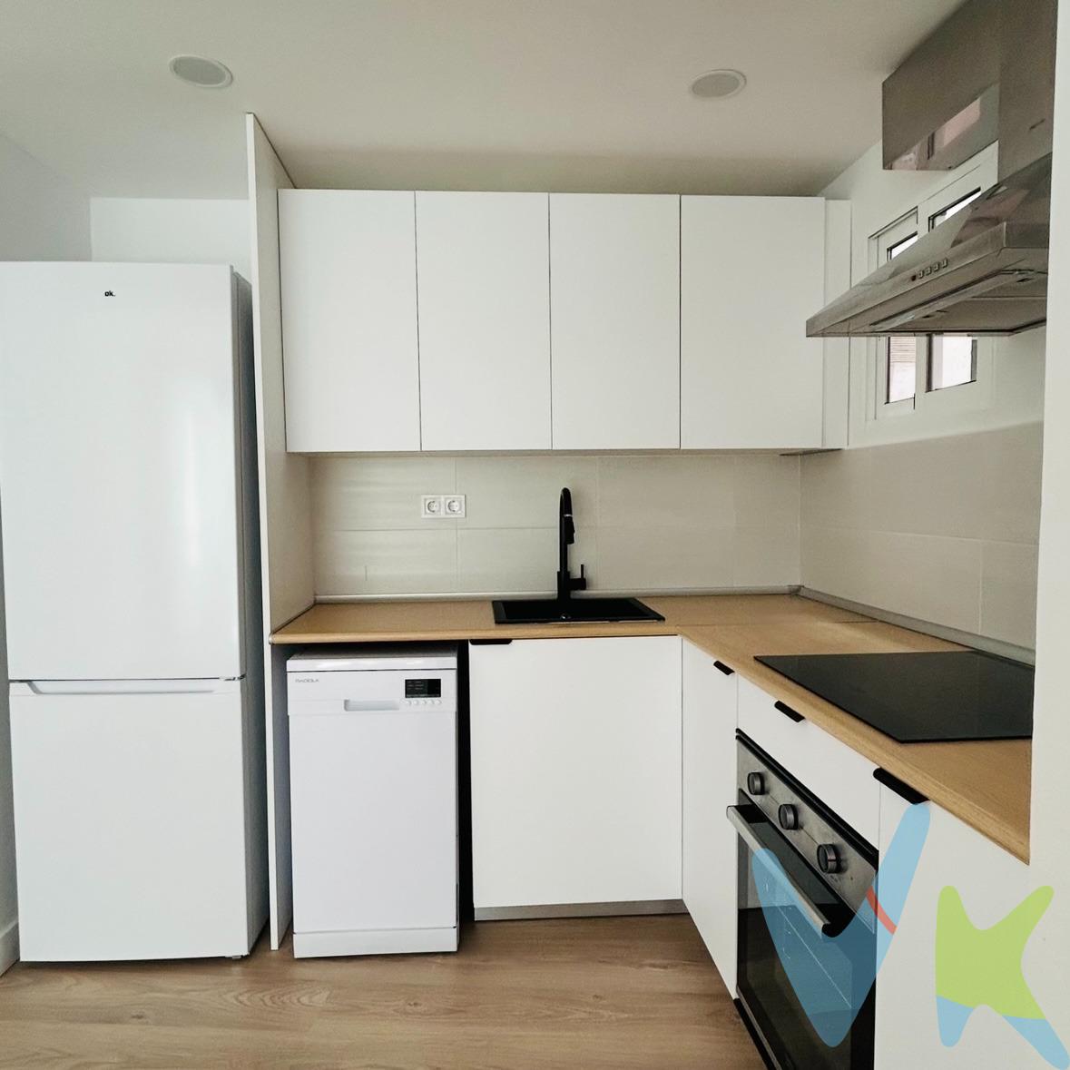 Si buscas un piso con personalidad, donde todo está hecho con mimo y gusto, esta vivienda te va a enamorar. Se trata de un primer piso sin ascensor, completamente reformado, tanto en instalaciones de fontanería como de electricidad, por lo que no tendrás que preocuparte de nada más que disfrutarlo desde el primer día. El piso destaca por su estilo moderno y acogedor, con una preciosa cocina tipo isla, abierta al espacio principal, que aporta calidez y funcionalidad, ideal para quienes disfrutan cocinando y compartiendo momentos. Cuenta con 3 habitaciones, un baño completo y un patio de luces pisable, perfecto para ventilar o utilizar como pequeño espacio exterior adicional. La vivienda está ubicada en una zona consolidada, con todos los servicios públicos cerca: colegios, transporte, comercios y zonas verdes, lo que la convierte en una opción perfecta tanto para vivir como para invertir. 📞 ¿Buscas un piso bonito, reformado y listo para entrar? . ¡¡¡CONTACTA AHORA MISMO Y VEN A CONOCER TU NUEVO HOGAR!!!