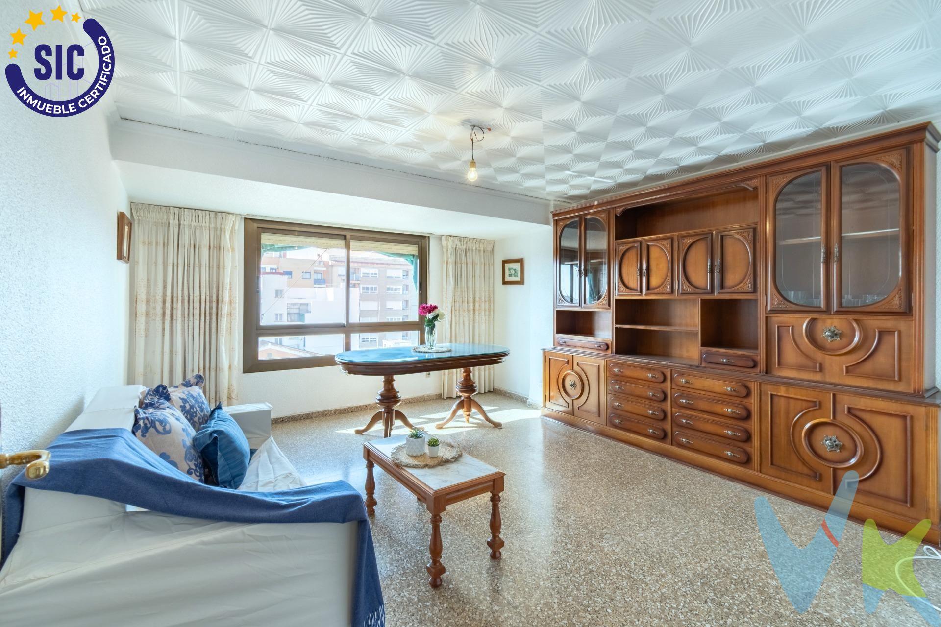 Se vende magnífico piso amplio y muy luminoso, ideal para familias o quienes buscan espacio y comodidad en una ubicación privilegiada. La vivienda destaca por sus generosas dimensiones y excelente distribución, ofreciendo estancias amplias que garantizan confort y funcionalidad en el día a día. Cuenta con cuatro dormitorios espaciosos, perfectos tanto para descanso como para adaptar uno de ellos como despacho o sala de estudio. Dispone de dos baños completos, diseñados para aportar practicidad y comodidad a toda la familia. El salón, amplio y lleno de luz natural, se convierte en el corazón del hogar, ideal para reuniones o momentos de relax. La cocina, de buen tamaño, ofrece múltiples posibilidades. Ubicado en una zona bien comunicada y con todos los servicios al alcance —colegios, comercios, transporte público y zonas verdes— este piso combina amplitud, luminosidad y una excelente situación. Una oportunidad perfecta para quienes buscan un hogar espacioso en una ubicación estratégica. ✨