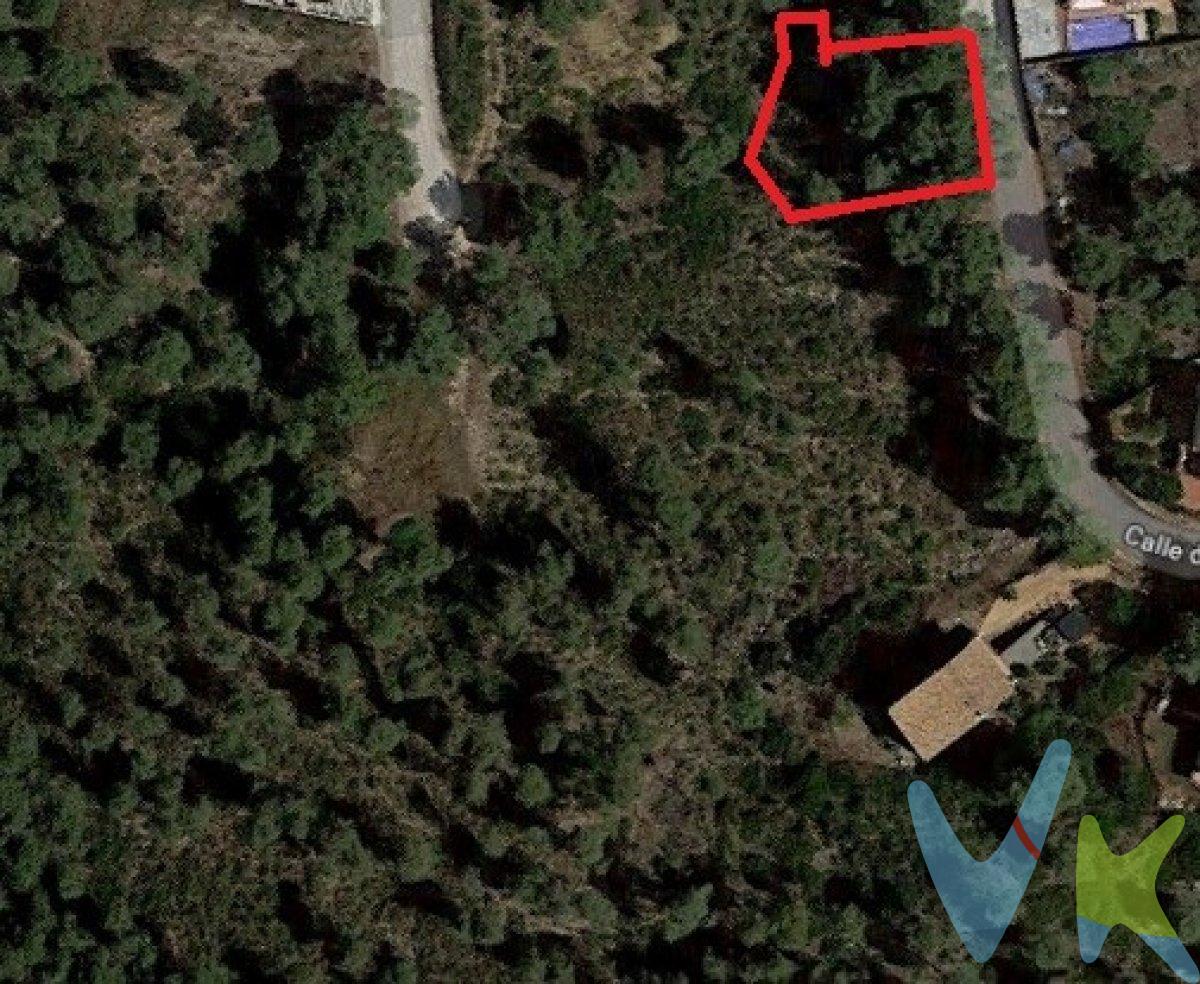 Parcela de 620m2 en la Urb. Palmeras de Canyelles. El terreno dispone de una fachada principal con orientación a este.  .  La opción Ideal para los que quieren diseñar y disfrutar de una casa con un gran terreno, sin el estrés y el constante ruido que se sufre en el centro de las ciudades. La parcela se encuentra en la urbanización las Palmeras, de Canyelles, que está actualmente en proceso de urbanización. Está perfectamente comunicada con salidas hacia Barcelona o Tarragona gracias a la C-31, la C-15, la C-32, la AP7 y la N-320.  .  La urbanización dispone de luz y fibra y está en proceso de instalar el suministro de agua.  .  Viva rodeado de naturaleza, en un idílico paraje donde poder evadirse cada día, relajarse y disfrutar con la familia y seres queridos. Las distancias a los principales puntos de interés son:.  .  Centro de Canyelles: 3 km.  Vilanova i la Geltrú: 9.3 km.  Sitges: 15.0 km.  Aeropuertos cercanos: Barcelona - El Prat en 37.7 Km (30 min) / Reus 62,3 km (43 min).  Estación de tren más cercano: centro de Vilanova i la Geltrú en 9.3 Km (16 min) / Sitges a 14.8 km (17min).  Playas más cercanas: playa de Ribes Roges ,Vilanova i la Geltrú a 10.5 km / playa de San sebastián, Sitges 16.1 (17min).  .  Canyelles es una población en segunda línea costera de la comarca del Garraf, situada a medio camino entre las principales áreas metropolitanas (a 40 km. de Barcelona y 45 de Tarragona), con una extensión total de 14,23 km2 y una población de 4.481 habitantes en 2018. Su localización privilegiada, junto a los parques naturales del macizo del Garraf y el parque natural del Foix, le proporciona un clima de montaña estando a escasos kilómetros de la playa.  .  Población de aire familiar con tradición agrícola, y con un núcleo antiguo con encanto, donde podemos encontrar su iglesia e incluso un castillo entre sus encantadoras calles. A pocos kilómetros, en la franja de costa, en la misma comarca, tenemos las poblaciones de Vilanova i la Geltrú y Sitges, en las cuales podremos disponer de infraestructuras náuticas y de ocio: puerto deportivo, playas, paseo marítimo, campo de golf..  .  En la comarca, la oferta comercial y cultural es muy variada y completa, con tiendas de todo tipo, museos de fama nacional como el Víctor Balaguer (arte catalán del romanticismo), o de tecnología, como el del Ferrocarril; cuenta con una programación estable de teatro, música, cine y festivales de fama nacional de música y cine. Así mismo, ofrece una gastronomía rica y variada muy importante y reconocida al igual que sus carnavales y otras fiestas populares muy variadas. También dispone de universidad UPC y numerosas escuelas de gran prestigio ubicadas en la zona.  .  NO LO DUDES MAS Y EMPIEZA  A DISEÑAR LA CASA DE TUS SUEÑOS, VEN A VERLO!!