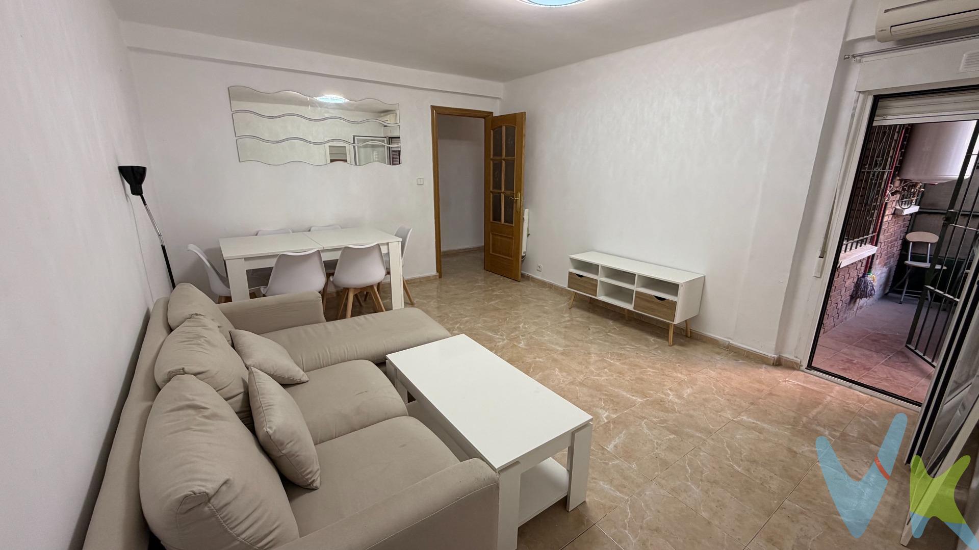 🏡 VIVIENDA EN VENTA EN PASEO DE LOS OLIVOS – MADRID. 💰 295.000 €. Desde Vivienda Joven os presentamos esta fantástica oportunidad en una de las zonas con mayor demanda y mejor conexión de Madrid. Ubicada en Paseo de los Olivos, esta vivienda destaca por su excelente distribución, luminosidad y versatilidad, siendo perfecta tanto para vivienda habitual como para inversión con alta rentabilidad. La propiedad cuenta con aproximadamente 68 m² construidos distribuidos de forma muy eficiente en:. ✔️ Amplio salón-comedor con gran sensación de espacio y acceso a terraza exterior. ✔️ 3 dormitorios bien aprovechados, ideales para familia, despacho o alquiler por habitaciones. ✔️ Cocina independiente totalmente equipada. ✔️ Baño completo reformado con plato de ducha. ✔️ Terraza exterior muy agradable, perfecta para disfrutar de ventilación natural y luz. La vivienda transmite una sensación muy acogedora gracias a sus tonos cálidos, suelo porcelánico imitación mármol, carpintería interior de madera y una distribución especialmente cómoda para el día a día. Además, dispone de:. ✅ Aire acondicionado con bomba frío/calor. ✅ Calefacción individual. ✅ Gas natural. ✅ Ventanas exteriores con buena entrada de luz natural. ✅ Puerta blindada. ✅ Vivienda amueblada y lista para entrar a vivir o rentabilizar desde el primer día. 📍 La ubicación es uno de sus grandes puntos fuertes:. Situada en una zona consolidada y muy demandada de Madrid, con excelente comunicación mediante transporte público, rápido acceso a M-30 y A-5, y rodeada de todos los servicios: supermercados, comercios, centros educativos, parques, restauración y zonas de ocio. Una vivienda muy interesante tanto para comprador finalista como para inversores que busquen una propiedad con gran demanda de alquiler en la capital. 📑 Además, la vivienda ya dispone de tasación bancaria realizada por TINSA/TENITASA, que puede ser utilizada por los compradores para facilitar la obtención de financiación hipotecaria dentro del precio de compra. 📞 Para más información o concertar una visita:. Vivienda Joven. ☎️ 91 464 54 40. 📱 626 406 526. 📧 comercial@viviendajoven.es