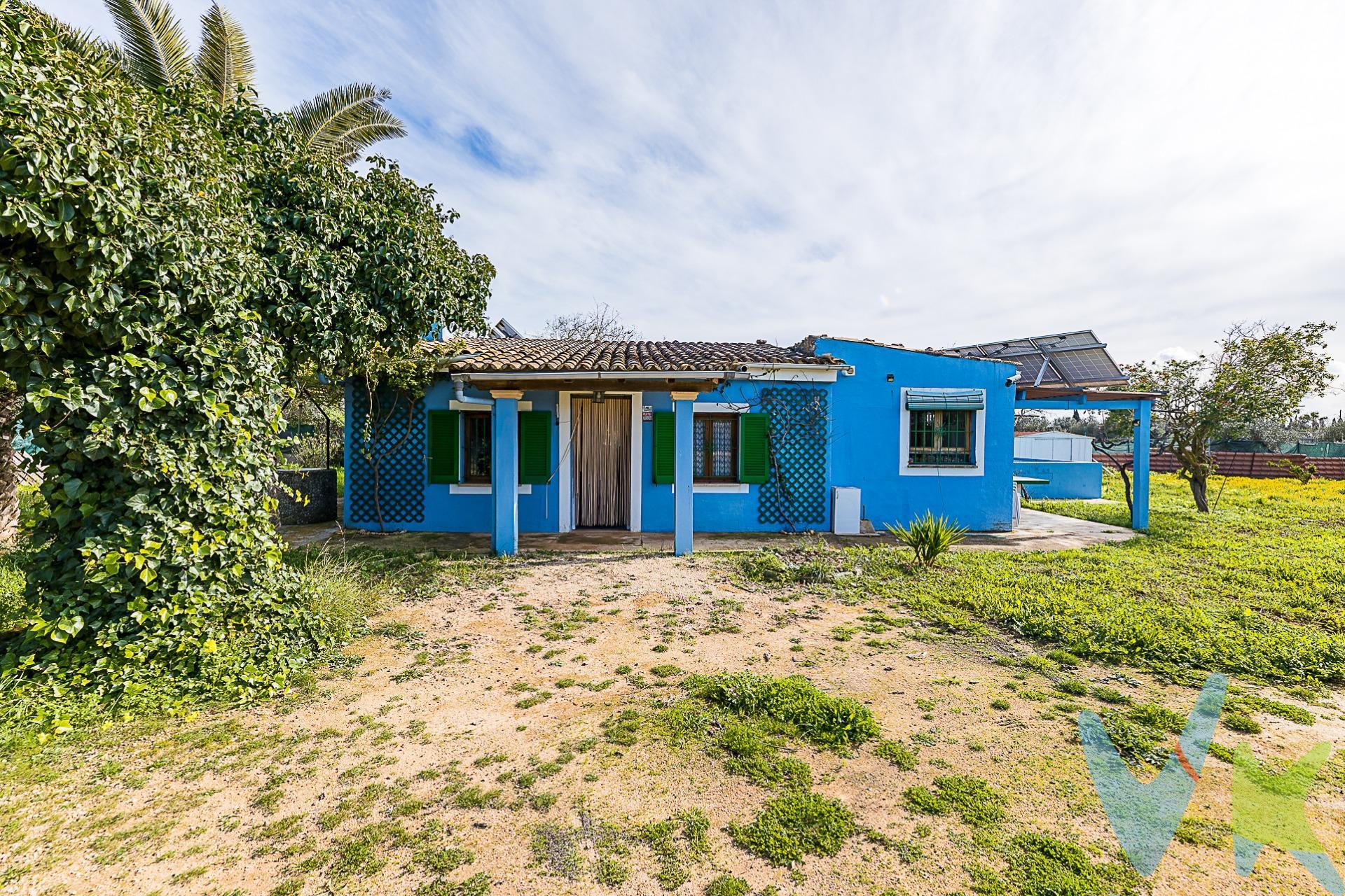 En plena tranquilidad del entorno rural de Galdent, a pocos minutos de Llucmajor, encontramos esta acogedora finca rústica ideal para quienes buscan desconectar y vivir rodeados de naturaleza. La vivienda, de unos 70 m², se asienta sobre una parcela de aproximadamente 2.000 m², ofreciendo espacio suficiente para disfrutar del aire libre, crear un huerto o simplemente relajarse en un entorno privilegiado. La casa se distribuye en dos habitaciones dobles con armarios empotrados, un baño completo con plato de ducha, un salón con chimenea que aporta calidez y carácter, y una cocina amplia con gran office y despensa, perfecta para el día a día o para largas sobremesas en buena compañía. La finca cuenta con instalación eléctrica mediante placas solares, cisterna de agua para consumo, pozo negro y un safareig, elementos que refuerzan su esencia rústica y autosuficiente. Una propiedad con mucho encanto, ideal como refugio de fin de semana o para quienes valoran una vida más tranquila, en contacto con la naturaleza. LA VIVIENDA NO DISPONE DE CÉDULA DE HABITABILIDAD. Si buscas una finca con carácter en una de las zonas rurales más demandadas del sur de Mallorca, esta puede ser tu oportunidad. ¡No lo dejes escapar!. *El precio de venta 330.000 € incluye los honorarios de la agencia inmobiliaria, asumidos íntegramente por la propiedad. Dichos honorarios, junto con el IVA correspondiente, no se repercuten a la parte compradora, y el precio no se ve incrementado por los servicios de intermediación. El precio indicado no incluye los gastos e impuestos derivados de la compraventa, que deberán ser abonados por la parte compradora, entre ellos el ITP aplicable (8 %), así como los gastos notariales y registrales, estimados de forma orientativa en torno a 3.000 – 4.500 €. Los importes indicados son orientativos y podrán variar según la normativa vigente y las circunstancias del comprador. *Este inmueble se comercializa mediante el sistema VentaPlus de ABSI (Agrupación Balear de Servicios Inmobiliarios) y Ia agencia comercializadora ha supervisado Ia documentación necesaria para Ia compraventa". 