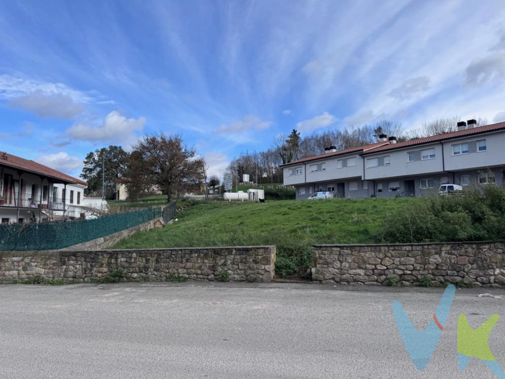 Atención promotor:Finca urbana en Bárcena con licencia de obras para 5 chalets adosados, para iniciar obras desde ya!La finca cuenta con todos los servicios a pie de finca. Bárcena está excelentemente comunicado, con la autovía de la meseta (Santander-Madrid), estación de tren de RENFE (Con cercanías que lo une tanto con reinosa como Santander) y en larga distancia con Valladolid y Madrid. así mismo tiene para de autobús \"ALSA\" Que comunica Santander con Madrid.El pueblo, muy tranquilo y con los servicios básicos; Consultorio médico, farmacia, supermercados, carnicería, estanco, varios restaurantes, Ayuntamiento, zonas deportivas, cajero automático y hasta dos puntos para recarga de vehículos eléctricos....Tiene varios atractivos como la calzada romana y varias rutas de senderismo por los bosques y montañas de alrededor. A una distancia en coche de unos 20 minutos a Reinosa, unos 40 minutos de las playas de suances y 45 minutos de  Santander y o playas.   