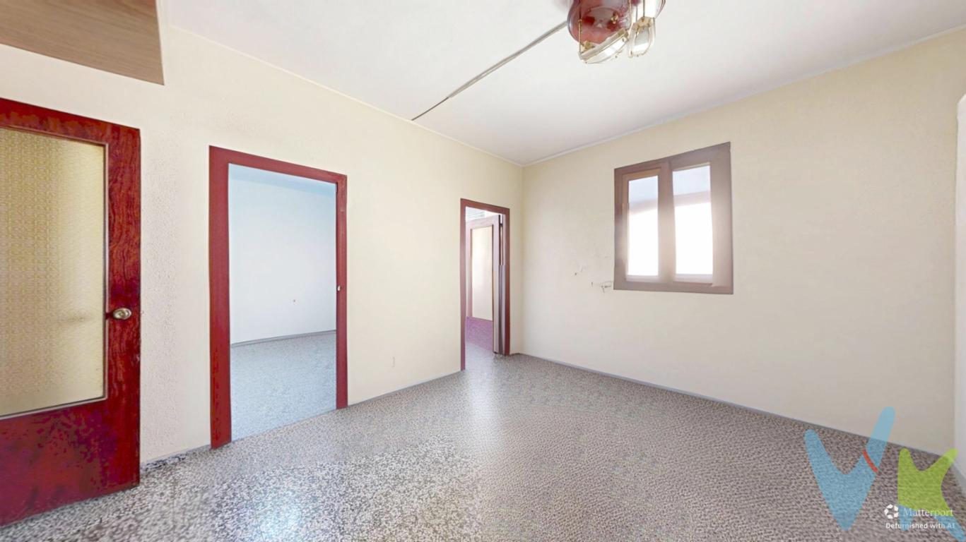 **Piso en Venta: Tu Oportunidad en El Cabañal juntio a la playa**Descubre este amplio y luminoso piso situado a solo cinco minutos andando de la playa, ideal para disfrutar de la brisa marina y el sol. Con 101 metros construidos, este inmueble cuenta con tres habitaciones, una de ellas doble y dos individuales, perfectas para adaptarse a tus necesidades. El salón comedor destaca por su abundante luz natural y tiene salida a una galería exterior descubierta, donde podrás relajarte y disfrutar del aire fresco.La cocina ha sido reformada y ofrece una ventana que da a una galería cubierta, además de un práctico trastero. El baño completo también incluye otro trastero, lo que proporciona un espacio extra para almacenamiento. Desde el balcón orientado al sur podrás disfrutar de momentos inolvidables con familiares y amigos.Este piso, ubicado en una segunda planta sin ascensor, forma parte de una comunidad de vecinos tranquila y está rodeado de todos los servicios necesarios: supermercados, comercios, polideportivo, transporte público y colegios. Aunque necesita actualización, representa una excelente oportunidad para personalizar las estancias a tu gusto y crear el hogar de tus sueños.No dejes pasar esta oportunidad única de vivir en una ubicación estratégica para la vida diaria. ¡Ven a visitarlo y empieza a imaginar cómo sería tu nueva vida en este encantador piso!PVP 260.000 . Gastos e impuestos no incluidos en el precio. La compra conlleva impuestos y gastos de formalización para el comprador. A título orientativo se informa que en segundas transmisiones el ITP con carácter general en Valencia es del 10%, pudiendo existir otros tipos impositivos atendiendo a las circunstancias personales del comprador u otras circunstancias previstas legalmente. Base imponible del impuesto el mayor valor entre el precio de compraventa, la tasación o el valor de referencia catastral.En cuanto a los gastos de notaría y registro, en su caso, suelen oscilar aprox. entre 1,5% y 2,5% (aranceles variables según precio, n.º de copias y complejidad). El vendedor elige notario salvo requisito expreso del comprador. Si el comprador precisase de hipoteca: tasación, condiciones y costes bancarios serán según entidad elegida por el comprador, así como los gastos de gestoría, y cualesquiera otros gastos inherentes a la formalización de la compraventa que legalmente correspondan a la parte compradora, salvo pacto expreso en contrario con el vendedor. Los honorarios de mediación inmobiliaria que corren a cargo del COMPRADOR asciende al 3% del precio final de venta más IVA (21%).Cualquier cuestión acerca de los costes e impuestos que repercuten al comprador no duden contactar con nosotros.