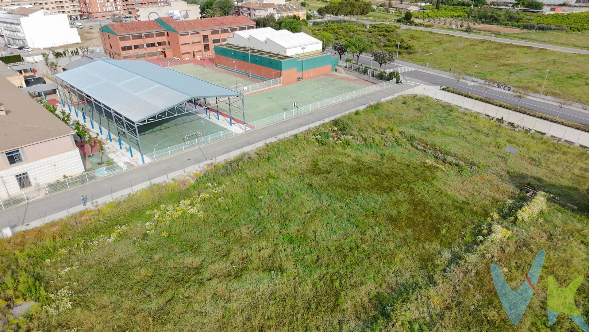 Oportunidad para promotores – Solar urbano para 8 chalets en L’Alcúdia de Crespins (Valencia). Se ofrece en venta una isla de suelo urbano consolidado en el sector residencial AIS-TR-4 (Terrer Roig), ideal para el desarrollo de hasta 8 viviendas unifamiliares aisladas con jardín propio. Con una superficie de 4.912 m², esta parcela representa una de las pocas oportunidades urbanas de este tipo disponibles en la comarca. La parcela se encuentra completamente rodeada de calles urbanizadas, frente a colegios, zonas verdes y deportivas, con excelente accesibilidad y un entorno tranquilo y familiar, altamente demandado por compradores que buscan vivienda nueva independiente dentro del casco urbano. 🏗️ Parámetros urbanísticos orientativos:. 	•	Superficie media por parcela: 614 m². 	•	Tipología: Vivienda unifamiliar aislada. 	•	Ocupación máxima: 40%. 	•	Altura máxima: 2 plantas (hasta 8 m). 	•	Edificabilidad total: hasta 2.947 m² construibles. 	•	Repercusión edificable: 293 €/m². 📍 Ubicación estratégica:. 	•	Frente a colegio y junto a zonas deportivas y parques. 	•	A 10 minutos andando de la estación de tren Cercanías (C2 – conexión directa con Valencia). 	•	Acceso rápido a CV-40 y A-35. 	•	Entorno consolidado con alta demanda de vivienda nueva. La descripción del presente inmueble e imágenes tienen mero carácter informativo y en ningún caso carácter contractual, pudiendo ser modificados por la inmobiliaria comercializadora sin que ello implique responsabilidad alguna frente a terceros. En el precio de venta a público, esta propiedad NO incluye los gastos de adquisición (Notario, registro, gestión, honorarios, etc…).