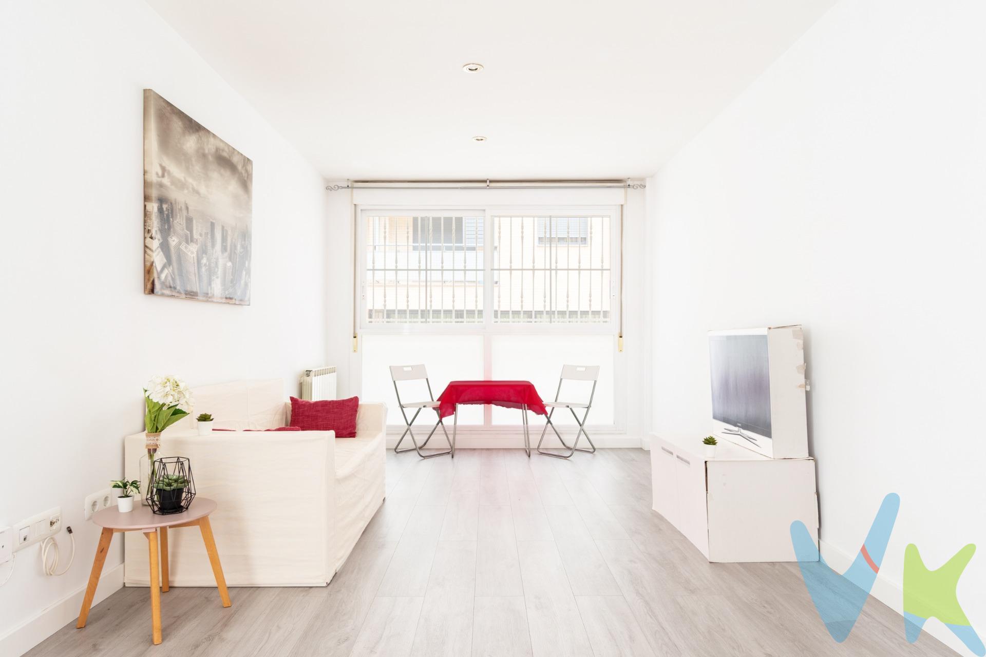 Vivienda en Cuarte de 2 dormitorios con garaje y trastero. Situada en la Avenida de San Antonio, en una zona residencial muy tranquila de Cuarte de Huerva, encontramos  esta luminosa vivienda de dos dormitorios (uno doble y otro individual), ideal tanto como primera vivienda, inversión o para quienes buscan calidad de vida a un paso de Zaragoza. Dispone de un salón exterior con un gran ventanal, que inunda el espacio de luz natural. Una cocina independiente equipada con electrodomésticos, y un baño con bañera. Destaca por su distribución funcional y sin apenas pasillo, lo que permite un excelente aprovechamiento del espacio en toda la vivienda. La vivienda ha sido actualizada recientemente, pintándose entera, e instalando suelos de tarima nuevos y puertas lacadas en blanco a estrenar. Las ventanas de aluminio con doble acristalamiento tipo Climalit y la CALEFACCIÓN es individual a gas, ofreciendo un ambiente moderno, eficiente y confortable. Incluye plaza de garaje y trastero, ambos con acceso directo desde cualquiera de los tres ASCENSORES del edificio. El edificio también tiene descalcificadora y videoportero. Los gastos de comunidad son de 50€/mes. Cabe mencionar que el edificio tuvo en el pasado una incidencia estructural.  Este problema fue totalmente resuelto por técnicos especializados, garantizando la seguridad y tranquilidad de sus residentes. El entorno es otro de sus grandes atractivos: se encuentra en una zona muy tranquila, con amplias zonas verdes ideales para pasear, montar en bici o simplemente desconectar en contacto con la naturaleza. Además, cuenta con todos los servicios al alcance, como pequeño comercio, supermercados, colegios, transporte público con conexión directa al centro de Zaragoza y rápido acceso a la autovía, lo que facilita la movilidad sin renunciar a un entorno relajado. Una vivienda lista para entrar a vivir, con todas las comodidades, en una ubicación que combina servicios, naturaleza y buena conexión con la ciudad. ¡Ven a verla!. *El precio indicado no incluye impuestos, gastos de notaría, registro y honorarios de intermediación.