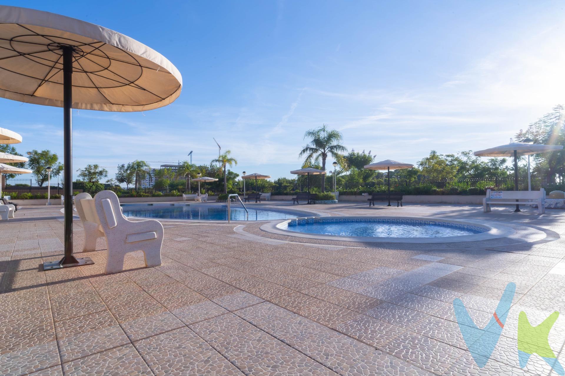 Descubre este encantador apartamento ubicado en Oropesa del Mar, dentro de la prestigiosa zona de Marina D`Or. Cuenta con dos acogedoras habitaciones dobles perfectas para disfrutar con familia o amigos. Su orientación sur garantiza luminosidad durante todo el día y te invita a relajarte en su terraza privada de 10 m² mientras contemplas las vistas despejadas hacia los alrededores. A solo 500 metros del mar, podrás aprovechar al máximo tu tiempo libre disfrutando tanto del sol como del refrescante océano Mediterráneo. El edificio se encuentra bien conservado desde sus inicios y está listo para que entres a vivir sin preocupaciones; simplemente trae tus maletas y comienza a disfrutar inmediatamente. Además, tendrás acceso a excelentes comodidades tales como piscina comunitaria, parking privado e incluso un trastero adicional para mayor comodidad. Aprovecha todas las ventajas que ofrece vivir aquí: transporte público cercano (autobuses y tren), colegios accesibles por la zona así como zonas infantiles ideales si viajas con niños. El precio es altamente competitivo. No pierdas esta oportunidad única. A pie de playa, Marina d'Or – Ciudad de Vacaciones, y dentro sus 500.000 metros cuadrados de zonas verdes y ajardinadas, ofrece 24.000 metros cuadrados de césped natural en primera línea, ideales para tus vacaciones con niños y una alternativa perfecta al resto de playas de arena del complejo. Esta zona verde, está equipada con kioscos de playa, zona náutica y jardines, hacen las delicias de niños y mayores. Las playas Morro de Gos y Amplàries, conforman la línea de costa de Marina d'Or Ciudad de Vacaciones y están equipadas, en la época estival, de puesto de Cruz Roja y categoría de playa accesible. Su calidad de servicios queda certificada con la ISO 14001 y Q de Qualitur. Los metros útiles son aproximados. Este inmueble es en exclusiva, con lo que le facilitamos cualquier información sobre la vivienda. Por este motivo, solicitamos no molesten al propietario, ocupantes de la propiedad, vecinos o conserje de la comunidad. . Muchas gracias por su comprensión. El precio indicado puede sufrir variaciones. En todos los casos los precios expuestos son más impuestos y gastos derivados de la transmisión del inmueble . La operación esta sujeta al Impuesto de Transmisiones Patrimoniales (ITP), cuyo tipo general es del 9%, gastos de Notaría, Registro de la Propiedad y en su caso, gestoría.
