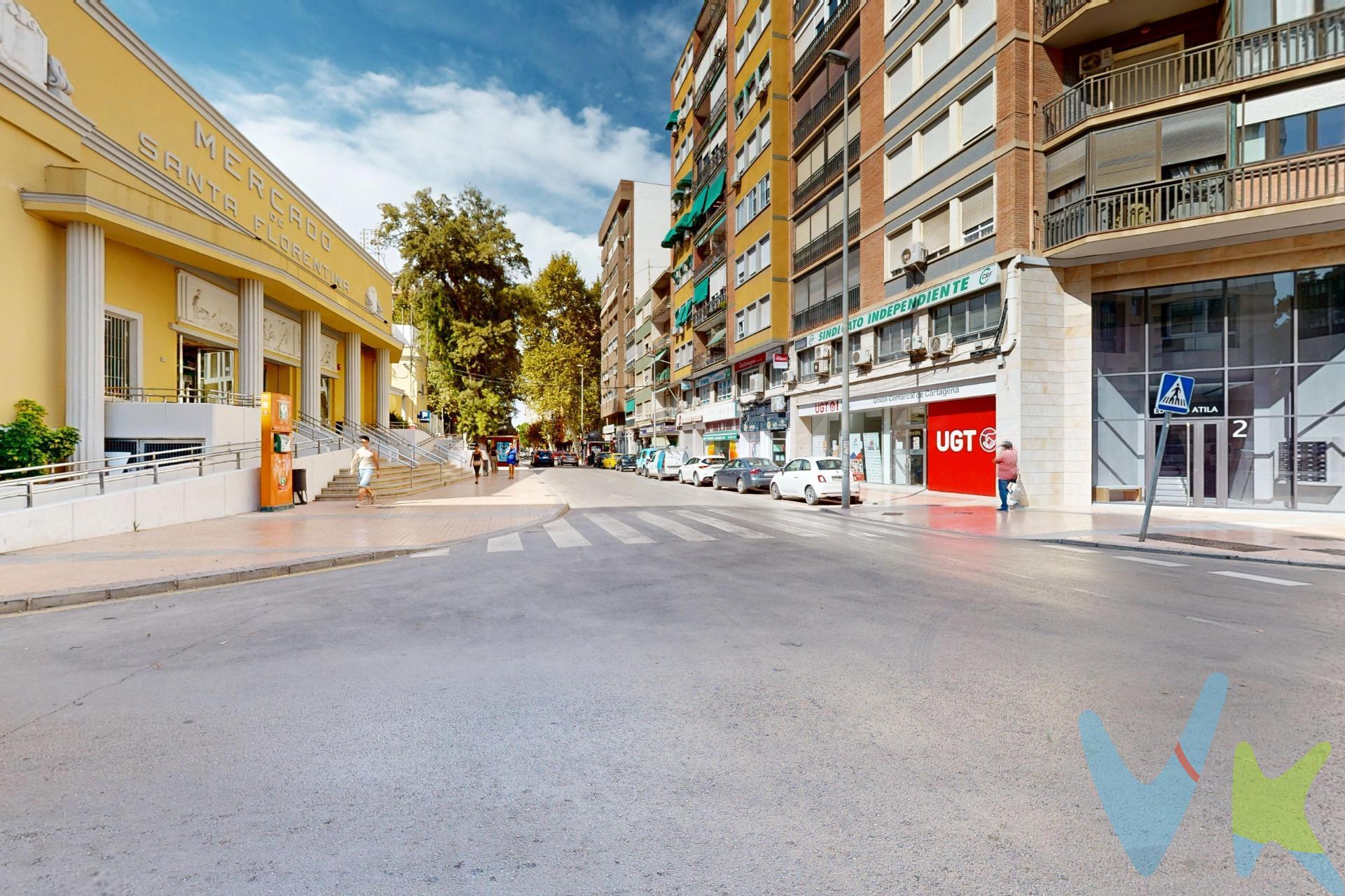 Si buscas combinar la máxima comodidad de vivir en una zona muy céntrica con la tranquilidad y la luz que solo un último piso puede ofrecer, esta es tu oportunidad. Esta fantástica vivienda, originalmente de cuatro dormitorios, ha sido inteligentemente redistribuida para ofrecer un espectacular y amplísimo salón-comedor. Al encontrarse en la última planta del edificio, el piso es muy soleado durante todo el día y disfruta de una excelente ventilación cruzada, garantizando un ambiente fresco, luminoso y agradable en cualquier época del año. Distribución y Espacios. 3 dormitorios versátiles y con excelente luz natural. Gran salón-comedor, perfecto para disfrutar en familia o recibir visitas gracias a la amplitud que le aporta el cuarto dormitorio integrado. 1 baño completo y 1 aseo independiente para mayor comodidad. Cocina espaciosa y funcional. Última planta, lo que garantiza máxima privacidad y ausencia de ruidos del piso superior. Extras y Equipamiento. Tres aparatos de aire acondicionado estratégicamente distribuidos. Tres armarios empotrados con gran capacidad de almacenaje (uno de ellos muy práctico situado en la zona de paso). Finca equipada con dos ascensores. Zaguán recién reformado, ofreciendo una excelente presencia, modernidad y accesibilidad desde la entrada al edificio. No dejes escapar esta oportunidad única de vivir en un espacio amplio, bañado por el sol y con una ubicación inmejorable. ¡Contacta para concertar una visita y ven a descubrir tu nuevo hogar!. ¿Te gustaría añadir los metros cuadrados, el precio de venta o el nombre del barrio específico para personalizar el anuncio un poco más?. ara finalizar, queremos ofrecerte una experiencia inmobiliaria basada en calidad, cercanía y profesionalidad. Al contactar con nosotros, actuaremos como intermediarios, evitando molestias a la propiedad y acompañándote en todo el proceso, facilitándote la información y documentación necesarias para una compra cómoda y sin complicaciones. A continuación, te informamos de los gastos de compra no incluidos en el precio, para garantizar un proceso claro y tranquilo:. PVP: 197.000€. No incluye gastos, impuestos y demás gastos que legalmente correspondan al comprador: ITP del 7,75% con carácter general; existen excepciones según normativa aplicable (1). Base imponible el mayor valor entre el precio de venta o el valor referencia catastral. Gastos Notaría y Registro: 1.900€ aprox. según complejidad y aranceles vigentes (2). Financiación: gastos de hipoteca, tasación y gastos bancarios a cargo del comprador, según su necesidad y elección. Servicio doble de intermediación: Honorarios inmobiliaria a cargo del comprador: 3% precio final, más IVA (21%), salvo acuerdo contrario tras negociación, no incluidos en PVP. Operación y condiciones de compraventa sujeta a aceptación expresa del vendedor. Para acceder a información y documentación legalmente exigible por el consumidor: gesprocasa.es/consumidor. (1) Para una información exhaustiva sobre el funcionamiento, tipos impositivos y bonificaciones del ITP en la Región de Murcia, puedes consultar el portal oficial de la Agencia Tributaria Autonómica en el siguiente enlace: agenciatributaria.carm.es/ITPAJD. (2) Tarifas notariales y registrales reguladas en Anexo I Del Real Decreto 1426/1989 y, Anexo I Del Real Decreto 1427/1989, respectivamente.