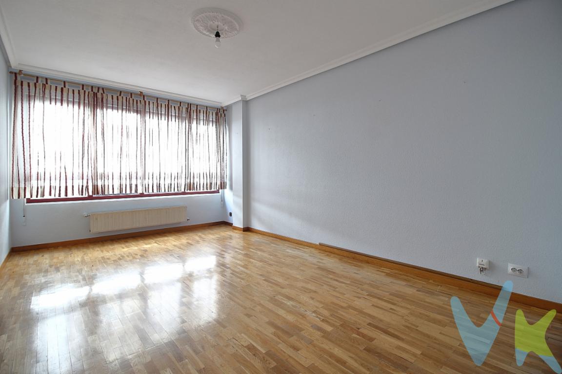 Ponemos a la venta un coqueto piso en pleno centro de Gijón, en la plaza de Europa.El piso consta de dos amplias habitaciones, ambas con armario empotrado y la principal con baño en suite y gran plato de ducha con mampara, otro baño , cocina, salón y trastero.A través del hall de entrada entramos en el salón, amplio y con mucha ventana, da al exterior lo mismo que la habitación principal. La cocina está amueblada para ser práctica y con suficiente almacenaje. Tiene una práctica terraza cubierta, ideal para tender la ropa ya que entra el sol toda la mañana y medio día. La segunda habitación tiene espacio suficiente para poner dos camas o cama matrimonial, el armario es espacioso y con puertas correderas. El segundo baño actualmente no tiene plato de ducha pero tiene el desagüe y los puntos de agua. El piso es muy bonito ya que no tiene perdida de espacios al no tener apenas pasillo. En la parte alta del edificio, en el mismo precio va incluido un amplio trastero. Si quiere vivir en el centro de Gijón, rodeado de parques : Plaza de Europa y el Parque de Begoña, con supermercados y colegios en la zona, NO LO DUDE, es su oportunidad. Llámenos y se lo enseñaremos gustosamente. Contamos con más de 35 años de experiencia acreditada y nuestro objetivo es garantizarle un servicio de compra humano, ético, de calidad, fácil y seguro. Nuestro equipo lo integran agentes con la titulación AIR (Agente Inmobiliario Registrado), somos CRS (Council of Residential Specialist) y API. (Agente de la Propiedad Inmobiliaria Colegiado nº248). Contamos con un seguro de Caución que nos permite garantizar el depósito de las cantidades entregadas por nuestros clientes.Te ayudamos con la financiación con las mejores condiciones hipotecarias hasta el 100%.Consulte en nuestras reseñas de Google lo que opinan los clientes que ya han trabajado con nosotros.El precio no incluye gastos de notaría, registro e impuesto de transmisiones.