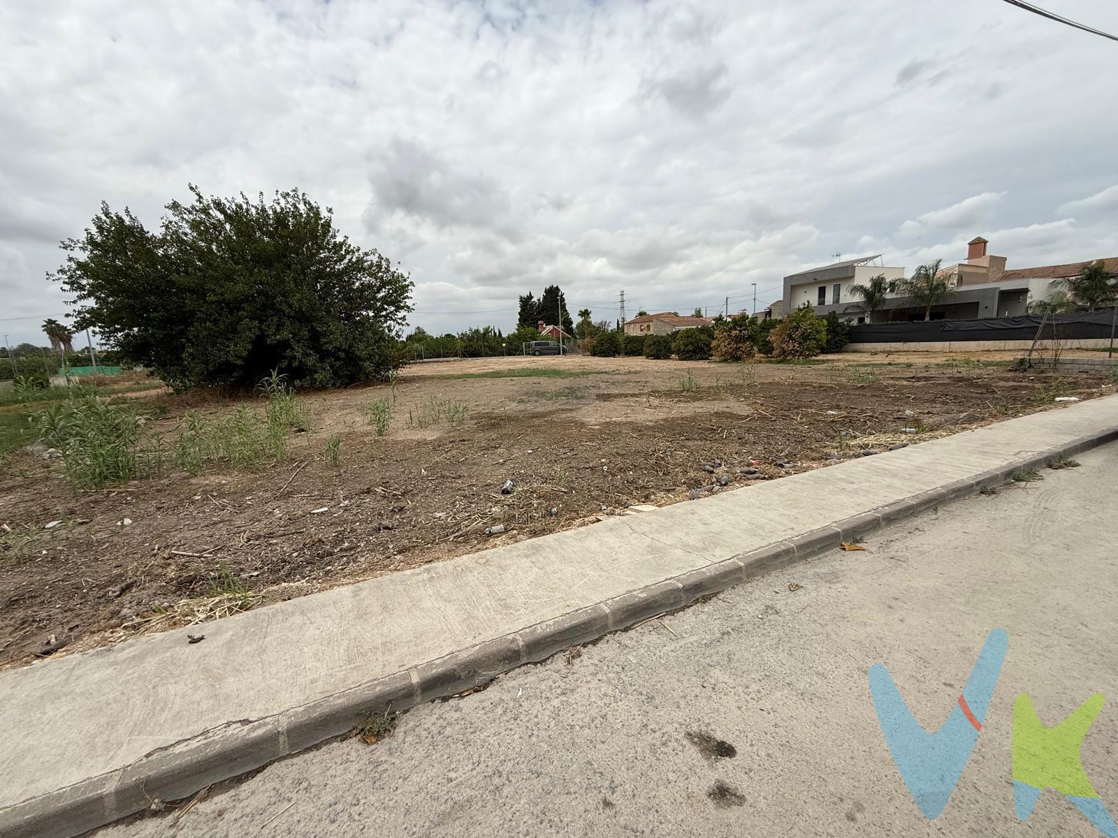 Crea el hogar que siempre has soñado....Se venden dos parcelas urbanas con una superficie total aproximada de 872 m², situadas en el barrio de Los Pujantes, en Puebla de Soto, una zona tranquila y residencial. Las parcelas cuentan con fachada a dos calles, lo que aporta una excelente distribución y múltiples posibilidades a la hora de plantear la construcción. Existe la posibilidad de construir una vivienda unifamiliar en cada una de las parcelas, convirtiéndolas en una interesante oportunidad tanto para quienes buscan construir su propia vivienda como para inversores o promotores. Su ubicación combina la tranquilidad de un entorno residencial con la proximidad a todos los servicios y comunicaciones de la zona. Una oportunidad para adquirir suelo urbano y desarrollar dos viviendas unifamiliares en una ubicación consolidada. 🔑 Comercialización en multiexclusiva. Por mandato expreso del propietario, este inmueble se comercializa en multiexclusiva, lo que garantiza un acceso completo a la información, un servicio profesional y una gestión ordenada, sin interferencias de terceros. 🤝 Una compra tranquila y bien acompañada. Al contactar directamente con nosotros, evitarás molestias innecesarias a la propiedad. Nos encargamos de toda la intermediación, facilitándote la documentación, la información necesaria y un trato cercano, claro y sin complicaciones. Te informaremos con total transparencia de todos los aspectos de la compra, incluidos gastos y honorarios de agencia para que tomes decisiones con calma y seguridad. Calma → la tranquilidad de comprar tu vivienda con acompañamiento profesional en todo el proceso con nosotros. ℹ️ Información legal. La descripción del inmueble y las imágenes publicadas tienen carácter meramente informativo y no contractual. El precio ha sido fijado por la propiedad y podría sufrir variaciones hasta su formalización en contrato de compraventa. Te informamos de los gastos de compra no incluidos en el precio, para garantizar un proceso claro y tranquilo:. PVP. 78.000€. No incluye gastos, impuestos y demás gastos legalmente correspondan al comprador: ITP del 7,75% con carácter general; existen excepciones según normativa aplicable (1). Base imponible el mayor valor entre el precio de venta o el valor referencia catastral. Gastos Notaría y Registro: 1.900€ aprox. según complejidad y aranceles vigentes (2). Financiación: gastos de hipoteca, tasación y gatos bancarios a cargo del comprador, según su necesidad y elección. Servicio doble de intermediación: Honorarios inmobiliaria a cargo del comprador: 3% precio final, más IVA (21%), salvo acuerdo contrario tras negociación, no incluidos en PVP. Operación y condiciones de compraventa sujeta a aceptación expresa del vendedor. Para acceder a información y documentación legalmente exigible por el consumidor: https://www.inmotasa.es/consumidor/. (1) Para una información exhaustiva sobre el funcionamiento, tipos impositivos y bonificaciones del ITP en la Región de Murcia, puedes consultar el portal oficial de la Agencia Tributaria Autonómica en el siguiente enlace: agenciatributaria.carm.es/ITPAJD. (2) Tarifas notariales y registrales reguladas en Anexo I Del Real Decreto 1426/1989 y, Anexo I Del Real Decreto 1427/1989, respectivamente.