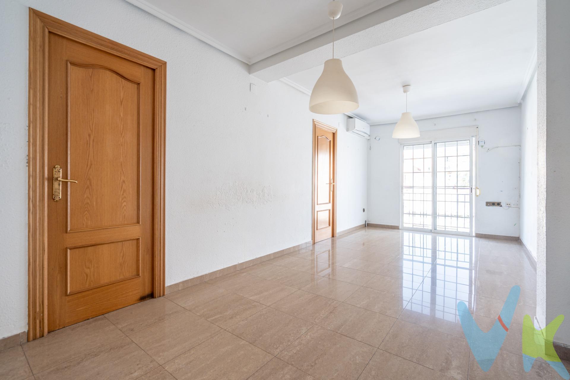 ¿Buscas una casa en Valencia donde respirar tranquilidad, con espacio de sobra y bien conectada? Esta primera altura en Natzaret es tu oportunidad de crear hogar en uno de los barrios con más proyección de la ciudad. 📍Ubicación que enamora:. Natzaret se ha reinventado y sigue en auge. A tan solo unos minutos del centro de Valencia, conectado por línea de metro y varias líneas de autobús, y muy cerca del puerto, la Ciudad de las Artes y el cauce del río Turia para tus paseos o escapadas en bici. Zona con alma de barrio, ambiente tranquilo y en constante mejora. 🏡¿Y la vivienda?. 4 habitaciones (¡sí, cuatro!), perfectas para familias, teletrabajo o quien necesita su espacio. Dos terrazas que aportan luz y desahogo; 3 habitaciones tienen vistas a ellas. Un salón comedor amplio y luminoso, ideal para reuniones y siestas con balcón corrido. Orientación este-oeste = luz natural todo el día y ventilación cruzada. 1 baño completo y otro espacio extra para que diseñes tu segundo baño a tu gusto. . 🏢Comunidad cuidada y al día:. Últimas mejoras realizadas: ascensor nuevo (bajado a cota cero para mayor accesibilidad), zaguán reformado y sistema de telefonillos actualizado. Vecindario respetuoso y tranquilo. . ......................................................................................................................................................................................................... Por mandato expreso del propietario, comercializamos este inmueble en exclusiva, lo que le garantiza el acceso a toda la información, a un servicio de calidad, un trato fácil, sencillo y sin interferencias de terceros. Por este motivo, se ruega no molestar al propietario, a los ocupantes de la propiedad o a los vecinos. Muchas gracias por su comprensión. Si usted es agente inmobiliario y tiene un cliente para este inmueble, llámenos: estaremos encantados de colaborar.