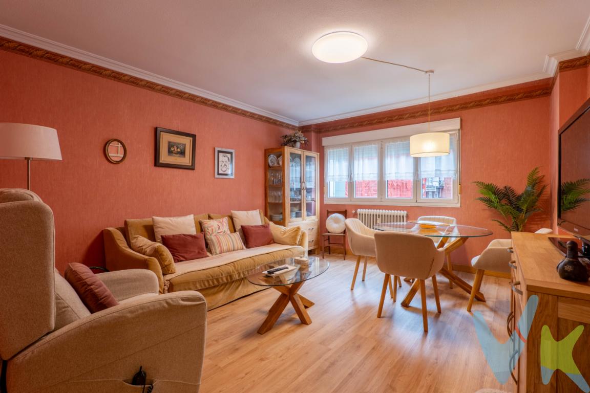  Magnífica oportunidad para adquirir un acogedor piso en una de las áreas más prometedoras de Gijón. Esta propiedad, ubicada en la primera planta de un edificio con ascensor, se encuentra lista para convertirse en su próximo hogar. Distribuido en tres  dormitorios,  este piso está pensado para quienes buscan espacio y comodidad. Las habitaciones están llenas de luz natural y ofrecen un ambiente acogedor, ideal para el descanso y la vida diaria. La cocina, equipada con todos los electrodomésticos necesarios, es práctica y funcional. Un salón comedor amueblado con estilo atemporal,  es el lugar perfecto para recibir a sus invitados o relajarse tras una jornada laboral. Amplias ventanas permiten la entrada de luz, creando una atmósfera cálida y acogedora para disfrutar cada instante. De igual forma,. ambos  baños,, equipados con ducha,, disponen de todas las comodidades para satisfacer las necesidades diarias.La ubicación de este inmueble es inmejorable, permitiéndole ir a pie a todos los lados,  tiene conexiones de transporte público a poca distancia lo que  garantiza una movilidad fluida hacia el resto de la ciudad o incluso para desplazamientos más largos. Este aspecto resulta especialmente valioso para aquellos que valoran la comodidad de un acceso rápido y fácil a los principales servicios y zonas de interés.El entorno del piso le ofrece todo lo que puede desear. Situado en una zona con acceso a tiendas, colegios, supermercados y parques, el entorno es ideal para familias o para quienes disfrutan de un estilo de vida activo. La cercanía a zonas verdes y espacios de recreación o la misma playa de SAN LORENZO  brinda  múltiples opciones para actividades al aire libre.Además de las características prácticas y estéticas del piso, el hecho de que esté completamente amueblado añade un valor significativo. La posibilidad de entrar a vivir de inmediato, sin preocuparse por la adquisición de muebles o electrodomésticos, representa una ventaja considerable para el comprador. Esta comodidad lo hace especialmente atractivo tanto para primera residencia como para inversión.Con esta vivienda además podrás adquirir una plaza de garaje por 27.000 .La calidad de los materiales y el buen estado de conservación del inmueble aseguran una opción de compra segura y duradera. Cada detalle ha sido cuidadosamente mantenido, lo que refleja el compromiso con la calidad y el buen gusto.En las últimas fotografías de este anuncio podrás descubrir una propuesta de reforma realizada mediante home staging virtual con inteligencia artificial, que muestra cómo podría transformarse esta vivienda tras una actualización estética.No deje pasar esta oportunidad de adquirir un hogar que combina ubicación, confort y estilo en  Gijón. Reserve una visita y descubra por sí mismo todo lo que este piso tiene para ofrecerle. Estamos seguros de que cumplirá con sus expectativas y podrá visualizar en él su futuro hogar. Contáctenos para concertar una visita y experimentar de primera mano el potencial de esta propiedad única. Estamos a su disposición para cualquier consulta que desee realizar sobre esta oferta.Se informa a los interesados que el precio de venta indicado no comprende los honorarios de la agencia inmobiliaria al comprador, el Impuesto de Transmisiones Patrimoniales (ITP) ni los gastos asociados a la compraventa (notaría, registro de la propiedad y otros) 