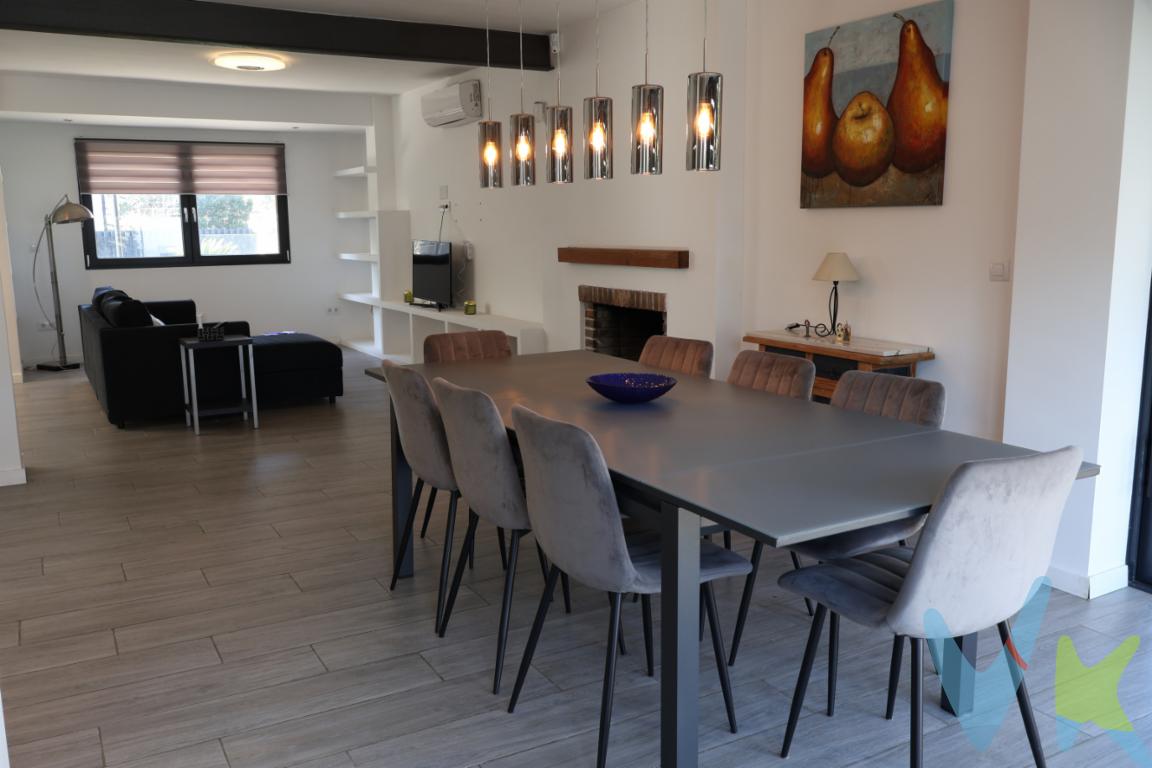 Casa en venta en la encantadora zona de La Cañada. Esta excepcional propiedad combina comodidad y elegancia, ofreciendo un espacio acogedor para el disfrute familiar. Con 199 metros construidos, brinda el espacio ideal para establecer su hogar en un ambiente sereno y natural.Ubicada en un enclave apacible,a 5 minutos del Colegio Británico  -   British College, esta vivienda presenta tres amplias habitaciones , tres baños un baño dentro de la suite con un vestidor también que prometen descanso y privacidad para cada miembro de la familia. La impecable distribución ayuda a crear un flujo natural entre los espacios, maximizando cada rincón del hogar. Con un salón amplio abierto al comedor con Chimenea, la cocina americana todo ello con unas vistas al jardín y la piscina, también cuenta con un aseo bien equipado en la planta baja y en la terraza al lado de la piscina.La casa, construida en el año 1974, ha mantenido su carácter original mientras que ha sido actualizada para satisfacer las necesidades modernas. Su robusta estructura garantiza una excelente durabilidad a lo largo del tiempo, permitiendo que usted y su familia disfruten de muchos años de felicidad en este lugar. Uno de los elementos destacados es el amueblamiento de la propiedad que se adapta a las tendencias actuales, ofreciendo un ambiente cálido y listo para habitar.La propiedad dispone de un garaje, asegurando que el estacionamiento nunca sea una preocupación. Aquellos que valoran la comodidad de tener un espacio seguro para sus vehículos encontrarán este elemento particularmente valioso. Para los meses más cálidos, la casa cuenta con una piscina privada, perfecta para refrescarse y relajarse mientras disfruta del clima agradable. Este espacio se convierte en el centro de reuniones familiares y actividades de ocio al aire libre, con espacio de Barbacoa y también con un Horno para realizar todas las recetas para que los tuyos lo disfruten.Rodeando la propiedad, se encuentra una hermosa zona ajardinada que permite el contacto directo con la naturaleza. El jardín ofrece, naranjos y otros árboles frutales para que un remanso de paz, ideal para los que aprecian el paisajismo y las actividades al aire libre en un entorno privado. No solo ofrece un lugar verde para el esparcimiento, sino que también añade valor estético a la residencia.Asimismo, la propiedad cuenta con todas las conexiones necesarias, incluido el alcantarillado, proporcionando los servicios esenciales requeridos para la vida diaria. Este factor facilita un asentamiento rápido y sin complicaciones, permitiendo a los nuevos propietarios centrarse en disfrutar de su nuevo hogar.Esta casa invita a ser explorada en persona. Su perfecta integración con el entorno, junto con sus comodidades funcionales, garantizan satisfacer hasta al comprador más exigente. La cercana ubicación a los servicios de La Cañada asegura que la vida diaria sea conveniente y agradable.No pierda la oportunidad de visitar esta magnífica propiedad. Una visita personal revelará las verdaderas dimensiones y potencialidades de este hogar excepcional. Comuníquese para coordinar una visita y enamórese de la casa de sus sueños. Cada espacio y cada detalle han sido pensados para proporcionar una experiencia de vida incomparable en un entorno de serena belleza y confort moderno.              INFORMACIÓN IMPORTANTE            Gastos de la compraventa a cargo de la compradora no incluidos en el precio del inmueble a tener en cuenta: -        ITP  con carácter general en Valencia es del 10%, pudiendo corresponderle otro tipo impositivo atendiendo a sus circunstancias personales (por edad, renta, situación familiar, primera vivienda habitual ) previstas legalmente.*Base imponible del impuesto el mayor valor entre el precio de compraventa, la tasación o el valor de referencia catastral-        Gastos de notaría y registro, en su caso, suelen oscilar aproximadamente entre 15% y 25% (aranceles variables según valor de compraventa, número de copias).-        Si tramita la inscripción con una gestoría, deberá abonar sus honorarios más IVA (en este caso suele oscilar entre los 250.-EUR y los 450.-EUR + IVA).-        Honorarios de mediación inmobiliaria a cargo del comprador del 4% del precio final de venta más IVA (21%).Se informa al consumidor que la agencia actúa como intermediaria inmobiliaria en la operación, estando la compraventa y sus condiciones sujeta a la aceptación expresa del propietario y a la posterior formalización mediante el correspondiente contrato.la información de esta publicación no es vinculante y puede contener errores; se muestra únicamente con carácter informativo y no contractual.Este inmueble puede experimentar cambios de precio, descripción o ser retirado del mercado sin previo aviso. AGENCIA INMOBILIARIA cumple con la normativa vigente y acredita su capacitación profesional e identificación RAICV 00116, de acuerdo con el Registro de Agentes de Intermediación Inmobiliaria de la C.V  (Decreto 98/2022 de 29 de julio).    