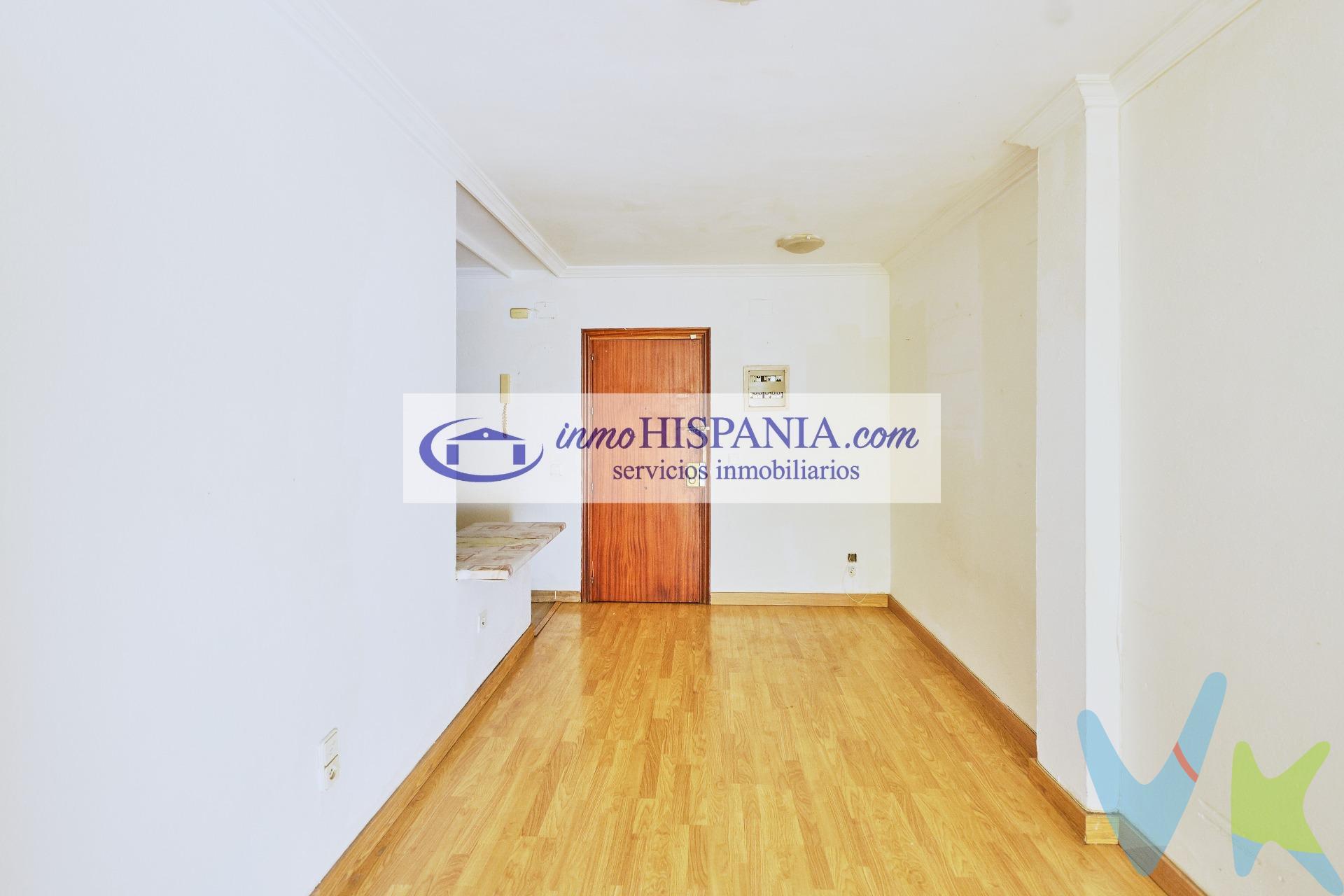 Hispania Servicios Inmobiliarios presenta una oportunidad única para adquirir una vivienda en el codiciado barrio de la Laguna, Cádiz. Este estudio diáfano de 35 metros cuadrados, situado a escasos 300 metros de la playa Victoria y de la principal zona de ocio y restauración de la ciudad, ofrece un potencial inigualable. La propiedad cuenta con un cuarto de baño completo y un amplio armario empotrado de tres puertas en la zona destinada al descanso. La distribución actual separa la zona de cocina, ubicada a la entrada del estudio, de la zona de cama, garantizando una funcionalidad óptima. Aunque requiere una reforma integral, esta característica representa una ventaja para personalizar el espacio según las preferencias del nuevo propietario. Esta vivienda es una excelente opción tanto para aquellos que buscan una inversión rentable en Cádiz como para quienes desean acceder a una propiedad en la capital gaditana a un precio atractivo. Cabe destacar que el suministro de agua está incluido en los gastos de comunidad, y el resto de suministros se encuentran dados de baja, facilitando la gestión inicial. No pierda la oportunidad de visitar este estudio con Hispania Servicios Inmobiliarios y descubrir su gran potencial. * Gastos, Impuestos y Honorarios de la Agencia no incluidos en el precio. . *Si estás interesado en esta vivienda pero tienes que vender, contacta con nosotros, te ayudamos a encontrar comprador para tu vivienda. Periodo de validez de la publicación 02/12/2026