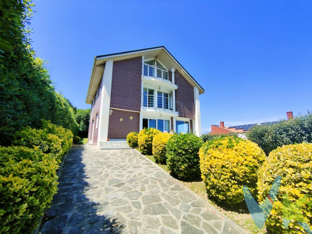 Se vende chalet en una de las zonas más privilegiadas de la costa cántabra, en Liencres, a un paso de la playa de Cerreas y con espectaculares vistas al mar desde varias estancias de la vivienda.    La propiedad se distribuye en tres plantas. En la planta baja encontramos un amplio y luminoso salón comedor con grandes ventanales orientados al mar, cocina independiente totalmente equipada, una habitación y un baño completo. En la primera planta se ubican cuatro dormitorios y dos baños, ofreciendo comodidad y espacio para toda la familia. La última planta alberga un acogedor ático con impresionantes vistas al mar, ideal como zona de descanso, estudio o sala de juegos.    El chalet cuenta además con un espacioso garaje privado con capacidad para vehículo y zona de almacenaje. La parcela trasera es amplia, ajardinada y arbolada, perfecta para disfrutar del aire libre y la naturaleza. El porche delantero, también con vistas al mar, añade un rincón encantador para relajarse o disfrutar de veladas con familia y amigos.    Situado en un entorno natural privilegiado y a la vez muy bien comunicado, el pueblo ofrece todos los servicios necesarios comercios, restaurantes, farmacia, etc. y dispone de línea de autobús interurbano con conexión directa a Santander.    Una oportunidad única para vivir en un entorno tranquilo, junto al mar y a pocos minutos de la ciudad.  ¡No dejes pasar esta oportunidad!