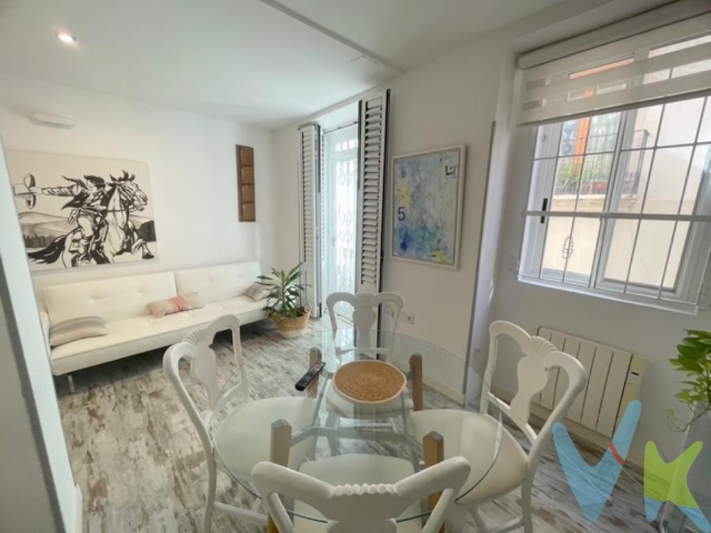Piso reformado de 1 dormitorio, baño y aseo, con trastero en La Xerea, Ciutat Vella, Valencia.Área Marítima Inmobiliaria presenta esta vivienda totalmente reformada de 67 m² construidos, situada en calle d?EUR?En Blanch, en el barrio de La Xerea, Ciutat Vella, una ubicación privilegiada para disfrutar del centro histórico de Valencia.La vivienda se encuentra en una primera planta y destaca por una reforma de estilo contemporáneo que combina tonos claros con elementos de carácter, como las vigas de madera vistas y paredes de ladrillo, consiguiendo un ambiente cálido, actual y con personalidad.La zona de día dispone de un agradable salón-comedor, conectado visualmente con una cocina reformada de concepto abierto, equipada con mobiliario en tonos blancos y una práctica península que permite aprovechar muy bien el espacio.Cuenta con un dormitorio de buen tamaño, con armarios que ofrecen una amplia capacidad de almacenaje, un aseo en suite y un baño completo con ducha independiente. Una distribución especialmente funcional para una vivienda de estas dimensiones.Entre sus características encontramos suelo de parquet, carpintería interior lacada en blanco, carpintería exterior de aluminio, calefacción mediante calor azul y persianas motorizadas en el patio de luces. Además, la propiedad dispone de trastero, aportando un espacio adicional de almacenamiento muy valorado en una vivienda situada en pleno centro de Valencia.La vivienda se encuentra en un edificio de principios del siglo XX, con el encanto y la personalidad propios de las construcciones tradicionales de Ciutat Vella. Se sitúa en una primera planta, dentro de una finca sin ascensor. Su ubicación es uno de sus grandes atractivos.La vivienda se encuentra en La Xerea, dentro del distrito de Ciutat Vella, Valencia, en un entorno urbano consolidado, con comercios, restauración, servicios y buenas conexiones mediante transporte público. La calle de En Blanch se sitúa además en el entorno de Plaza de Tetuán y muy próxima al Jardín del Turia, reforzando el atractivo de una de las zonas más céntricas y singulares de la ciudad.Una vivienda reformada, funcional y con carácter, pensada para quienes buscan comprar piso en Ciutat Vella, vivir en La Xerea o disponer de una propiedad en pleno centro de Valencia, sin renunciar a una distribución cómoda y a espacios de almacenaje.Para más información o concertar una visita, contacta con Área Marítima Inmobiliaria, oficina Port Saplaya.35 años de experiencia al servicio del cliente residencial.Agencia Registrada con el Nº 100 en el Registro Obligatorio de Agentes Inmobiliarios de la Comunitat Valenciana. Puede consultarlo en la web de la GVA.PVP: Los honorarios que el comprador deberá abonar a la agencia, así como los gastos de notaría, registro e impuestos, no están incluidos.Este anuncio, incluyendo textos, fotografías e información, es meramente informativo y no contractual, pudiendo contener errores ajenos a la agencia.