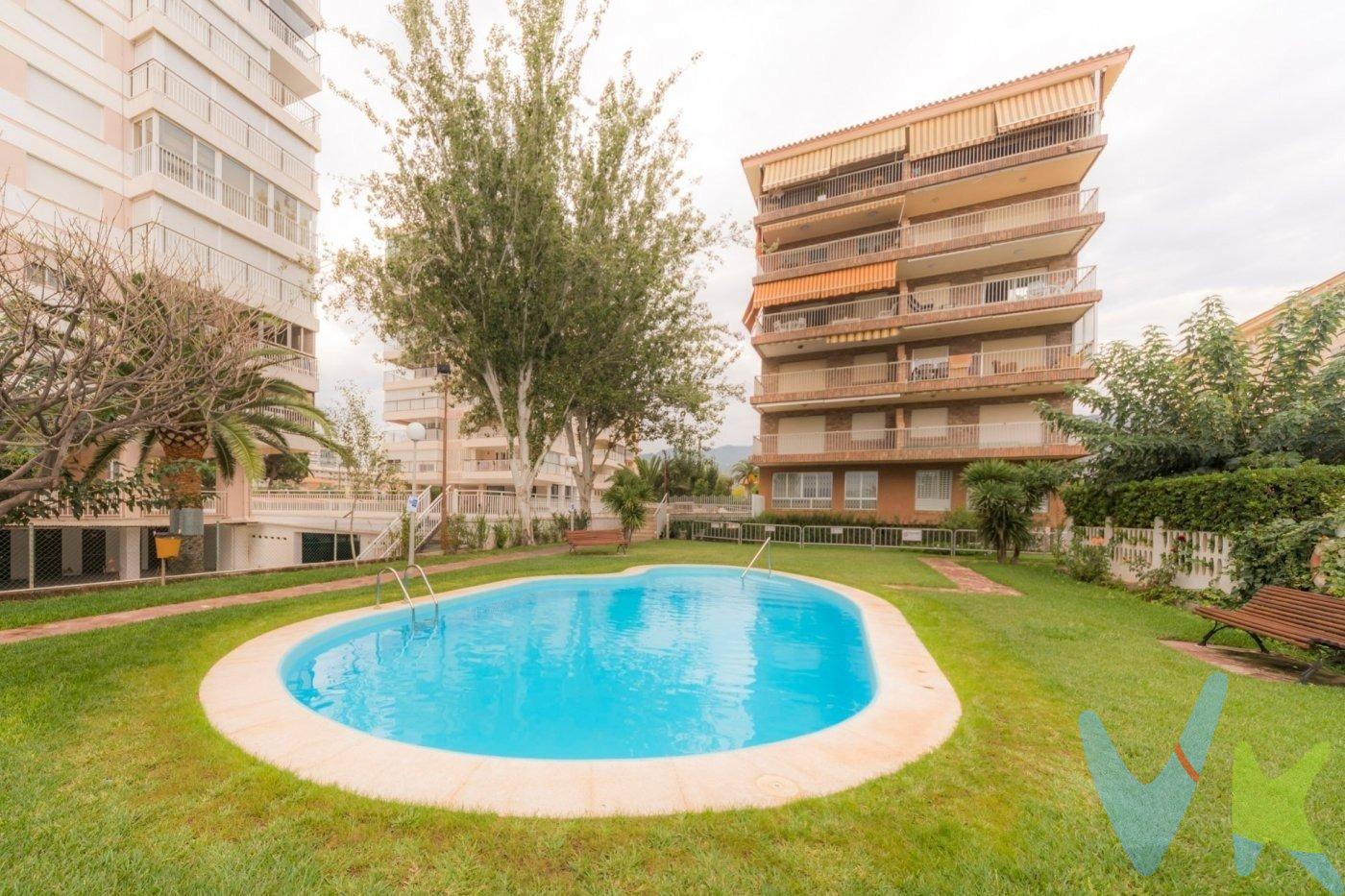 OPORTUNIDAD DE INVERSIÓN: Apartamento con inquilino activo en playa del Torreón, Benicasim. Se trata de un apartamento en uno de los residenciales mejor posicionados y más tranquilos de Benicasim, con una excelente zona comunitaria con piscina y con pocos vecinos; presentamos una excelente oportunidad de inversión en una de las zonas más demandadas de la Costa del Azahar: un apartamento en primera línea de la Playa del Torreón, Benicàssim, con vistas laterales al mar y frontales a la montaña, arrendado actualmente, lo que permite obtener rentabilidad desde el primer día. El apartamento cuenta con una superficie construida de 93 metros y dispone de una cómoda distribución: Salón-comedor luminoso con acceso directo a una terraza de 14 metros cuadrados con vistas panorámicas a la montaña, ya que la orientación es sur-oeste; tiene cocina independiente totalmente equipada, dos dormitorios dobles con armarios empotrados y un baño completo reformado. La propiedad también incluye plaza parking privada asegurando así tu comodidad diaria y facilidad acceso tanto desde dentro como fuera del inmueble. El edificio cuenta con acceso directo a la playa, zonas ajardinadas y piscina comunitaria. 📍 Ubicación privilegiada. Situado en el corazón del paseo marítimo de Benicàssim, junto al emblemático Torreón, este inmueble garantiza una alta demanda de alquiler de larga duración, gracias a su proximidad a servicios, restaurantes, transporte público y zonas de ocio y es una excelente inversión de compra por su revaloración en el futuro. 💼 Inversión con inquilino: Potencial de revalorización alto debido a la ubicación privilegiada y escasa oferta en primera línea de playa. El apartamento se vende con contrato de arrendamiento vigente, lo que representa una inversión segura con ingresos recurrentes desde el momento de la compra. Ideal para inversores que buscan diversificación patrimonial con activos inmobiliarios en ubicaciones premium. 📊 Rentabilidad. Este apartamento no solo ofrece confort sino también calidad vida inigualable debido a su ubicación privilegiada junto a la playa; ideal tanto si buscas residencia habitual como inversión a largo plazo. Por mandato expreso del propietario comercializamos este inmueble mediante contrato de multi-exclusiva, por el cual numerosas agencias colaboradoras, nacionales e internacionales, ofrecen esta vivienda a sus potenciales compradores, todo ello garantizando un servicio de calidad, un trato fácil, sencillo y sin interferencias de terceros, ya que la gestión es a través de nuestra agencia. *Impuestos, gastos de compraventa tales como honorarios agencia y financiación no incluidos. 