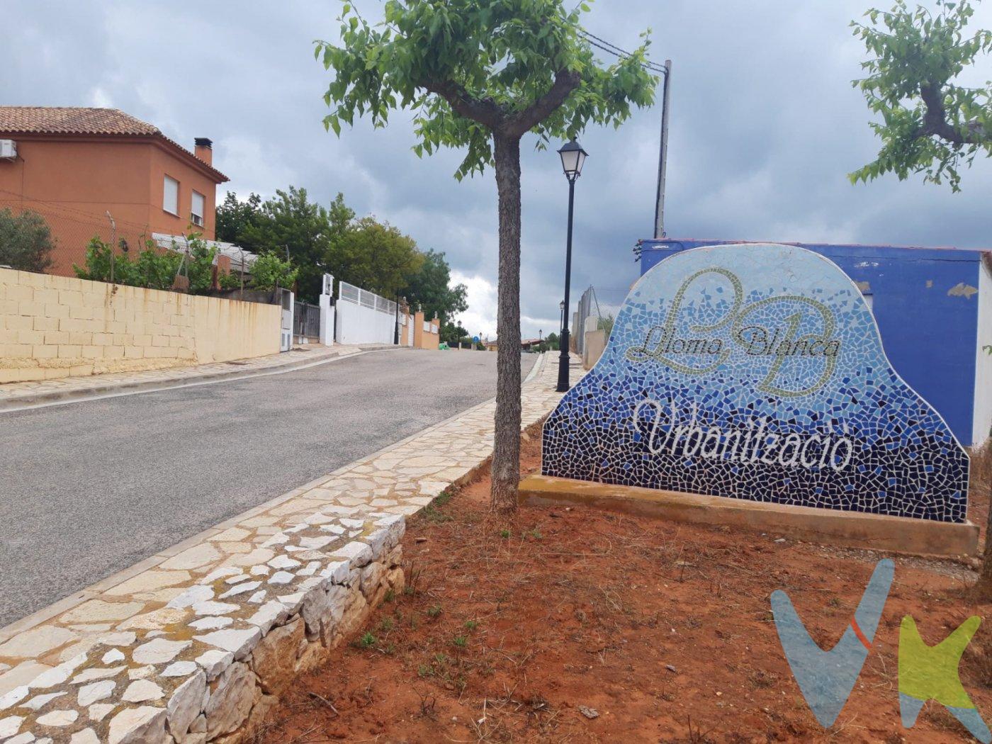 Estas pensando en hacerte la casa de tus sueños?.  .  Te gustaría vivir en un entorno tranquilo, rodeado de naturaleza y un ambiente rural pero sin  renunciar a estar cerca de la Ciudad??.  .  Os presentamos este terreno de 500 metros cuadrados, forma parte de la primera fase  de la Urbanización  "Lloma Blanca"  del municipio de Costur a poco más de 30 kilómetros de la Ciudad de Castellón de la Plana. lLa parcela tiene agua, luz y alcantarillado. El pueblo esta bien dotado de las necesidades básicas, dispone tanto de colegio, centro médico, Centro Social de mayores, parques, cafeterías y piscina Municipal, tiendas y farmacia.  .  Pídenos la información que necesites y empieza a construir tu futuro hogar.  LLAMANOS