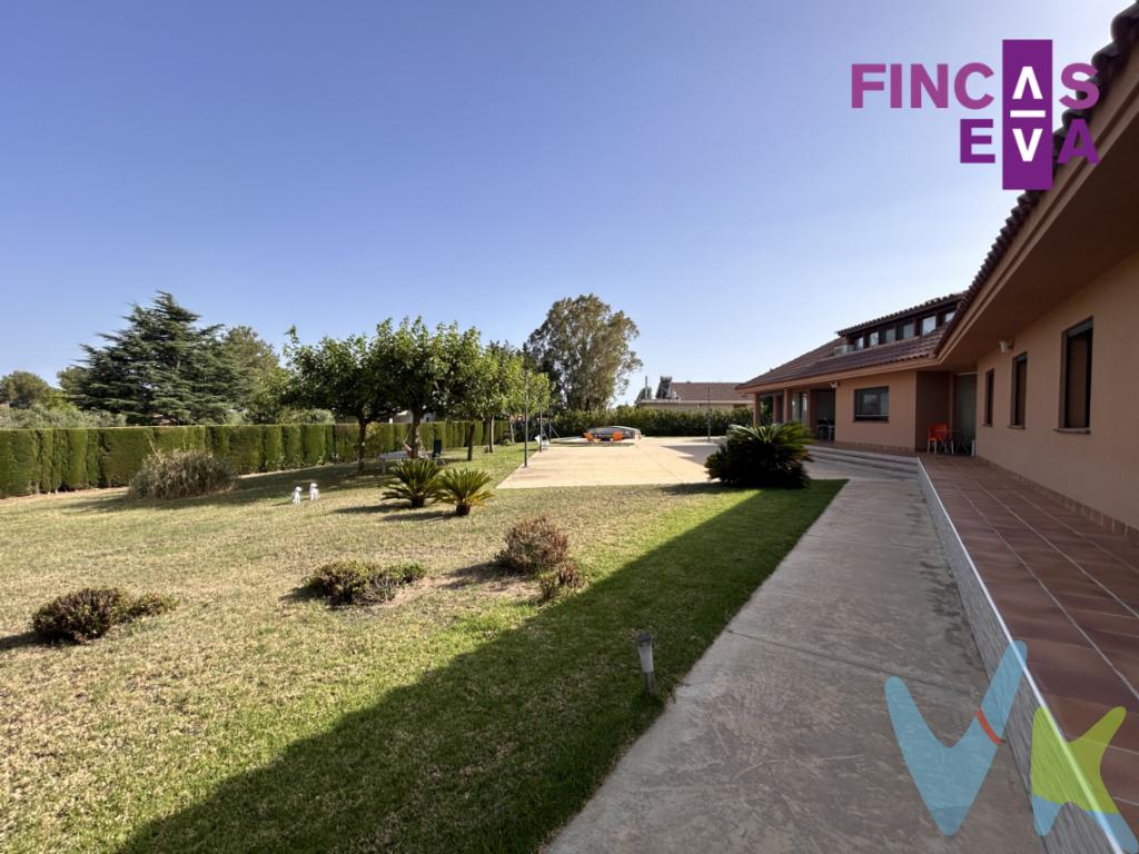 Fincas Eva presenta esta majestuosa casa en Almoster, Tarragona, es un verdadero oasis de tranquilidad, lujo y comodidad. La superficie construida es de 346m2 y la superficie útil es de 224m2 según catastro.Entramos a la casa por un amplio recibidor y de allí nos encontramos con el ala derecha; zona de día, y con el ala izquierda, zona de noche. Consta de cuatro habitaciones exteriores, cada una de ellas con impresionantes vistas al amplio jardín. La habitación principal es una suite que incluye un baño privado y un vestidor, ofreciendo un refugio de confort y privacidad. Además, la casa cuenta con un baño completo adicional que aseguran comodidad para todos los residentes.La cocina es independiente y está equipada con todo lo necesario para preparar deliciosas comidas, mientras que el salón, a doble altura, es un espacio acogedor ideal para relajarse, dónde se puede construir una chimenea si se desea, para los días fríos de invierno. El salón comedor, al lado de la cocina, proporciona un ambiente elegante para las comidas y reuniones familiares. La buhardilla añade un toque especial, ofreciendo un espacio adicional que puede ser utilizado como oficina, sala de eventos, estudio o sala de juegos.El terreno de la casa es igualmente impresionante, con una superficie gráfica de jardín de 3602 m². Este extenso jardín con árboles fruteros es perfecto para disfrutar del aire libre y tranquilidad de la zona, con una terraza ideal para las reuniones sociales, una piscina para refrescarse en los días calurosos, una barbacoa para disfrutar de comidas al aire libre y varios porches para refugiarse del sol del verano. El garaje independiente con puerta automática, proporciona espacio suficiente para el estacionamiento y almacenamiento adicional.Esta propiedad en Almoster es una combinación perfecta de lujo, comodidad y naturaleza, haciendo de ella el hogar ideal para quienes buscan un estilo de vida refinado y tranquilo en un entorno espectacular. No dude en venir a visitarla, se va a enamorar!