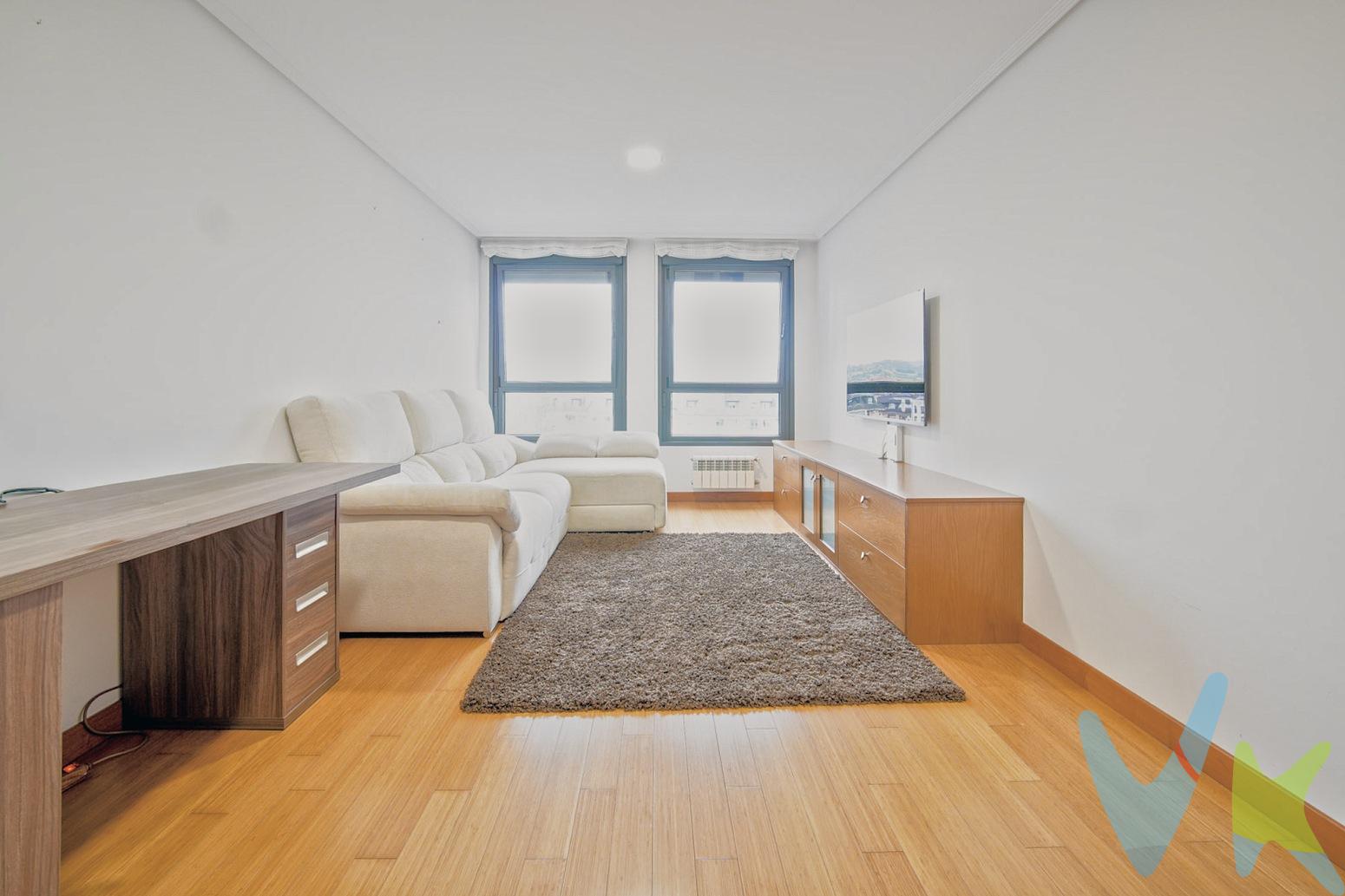 Si buscas un piso listo para entrar a vivir, con altura, luz y unas vistas que marcan la diferencia, este puede ser tu próximo hogar.En una de las conocidas Torres de Montenuño, te presentamos esta vivienda situada en una sexta planta, con orientación sur y unas espectaculares vistas abiertas que aportan luz y amplitud durante todo el día.Sus 70 m² útiles están perfectamente distribuidos en un amplio salón, cocina independiente, dos dormitorios de buen tamaño con armarios empotrados y dos baños.   La vivienda se encuentra impecable y lista para entrar a vivir, sin necesidad de reformas.Y si el espacio de almacenamiento y el aparcamiento son importantes para ti, aquí tienes un auténtico plus: dispone de dos plazas de garaje, con capacidad para dos coches grandes, y un trastero situado justo detrás de las plazas, una solución especialmente práctica para tener todo organizado.    Una vivienda cómoda, luminosa y con una combinación difícil de encontrar: altura, orientación sur, vistas, amplitud, dos baños, dos plazas de garaje y trastero.   Todo lo que buscas en una vivienda, en una de las zonas más solicitadas de Oviedo. ¿Te imaginas viviendo aquí?El precio de venta no incluye los gastos e impuestos derivados de la operación. Corresponden al comprador el pago del Impuesto sobre Transmisiones Patrimoniales (ITP), calculado sobre el valor más alto entre el precio de venta y el valor de referencia catastral, así como los honorarios de notaría y registro según aranceles oficiales, teniendo el comprador libertad para elegir notario. Para consultar los porcentajes del ITP en Asturias puede hacerlo a través de la web oficial de servicios tributarios del Principado de Asturias https://sede.tributasenasturias.es/sites/sede/default/es_ES/Que-quieres-hacer/Transmisiones-Patrimoniales-y-AJD. Asimismo, el comprador asumirá los gastos de tasación y costes bancarios si precisa hipoteca, junto con unos honorarios de mediación del 2% más IVA, con un minimo de 2.000,00 mas IVA. Por su parte, el vendedor asumirá el pago de la plusvalía municipal y los honorarios de intermediación. Este anuncio es meramente informativo y los interesados tienen derecho a solicitar la documentación adicional del inmueble conforme a la normativa vigente.