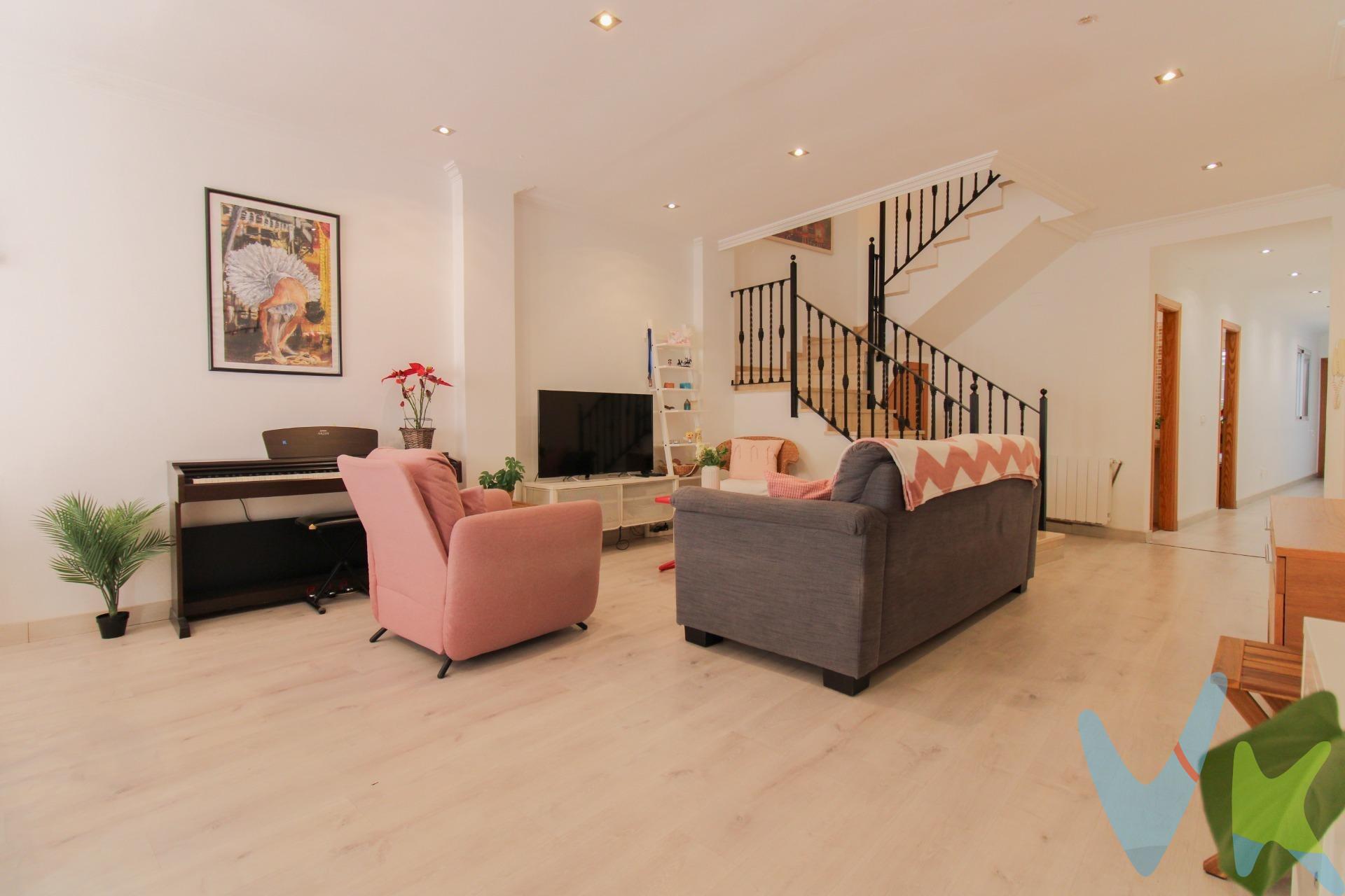Descubre esta acogedora vivienda situada en la calle Convento de Puçol, ideal para quienes buscan amplitud, comodidad y espacios exteriores donde disfrutar del día a día. La casa cuenta con 4 habitaciones y 2 baños completos, una distribución práctica y versátil que ofrece múltiples posibilidades para adaptarse a las necesidades de cada familia. Una de las habitaciones se encuentra en la planta baja, aportando comodidad y flexibilidad de uso. Dispone de cocina independiente con salida directa a un agradable patio, un espacio perfecto para disfrutar de comidas al aire libre, relajarse o crear tu propio rincón de descanso. Además, la vivienda cuenta con terrazas y balcones que aportan luz natural y permiten disfrutar del exterior en diferentes momentos del día. Entre sus características destacan su luminosidad, los armarios empotrados, que ofrecen una excelente capacidad de almacenaje, y la calefacción, para disfrutar de un ambiente confortable durante los meses más fríos. Una vivienda con espacios interiores y exteriores que combina funcionalidad y comodidad, ideal para quienes buscan un hogar con varias habitaciones, zonas al aire libre y una distribución versátil. Por mandato expreso del propietario, comercializamos este inmueble en exclusiva, lo que le garantiza el acceso a toda la información, a un servicio de calidad, un trato fácil, sencillo y sin interferencias de terceros. Por este motivo, se ruega no molestar al propietario o a los vecinos. Muchas gracias por su comprensión. Si usted es agente inmobiliario y tiene un cliente para este inmueble, llámenos: estaremos encantados de colaborar. El precio ofertado no incluye los gastos de la compraventa, impuestos, ni honorarios de la agencia inmobiliaria. El anuncio no tiene carácter vinculante y puede contener algún error. Si estás interesado en realizar una visita no dudes en ponerte en contacto con nosotros, estaremos encantados de atenderte!. 