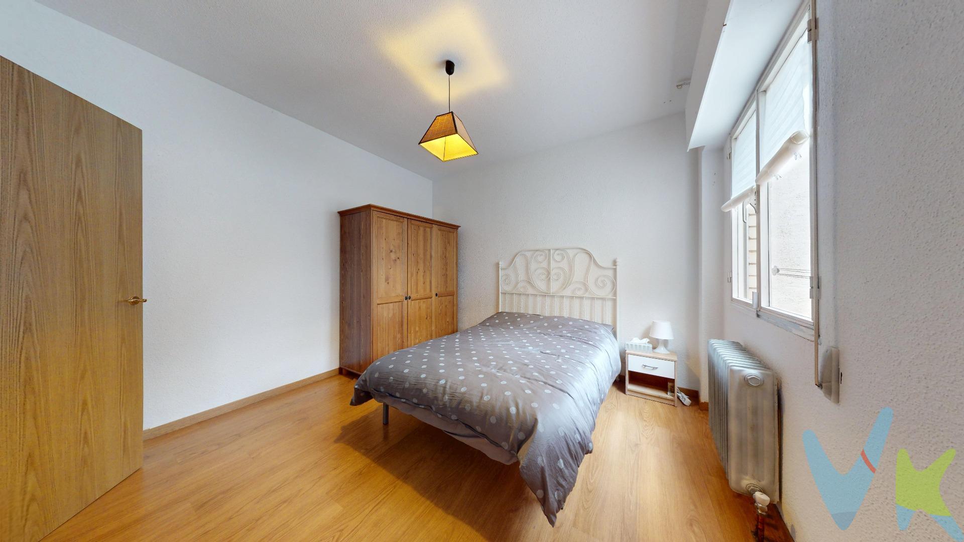 Apartamento muy coqueto situado en pleno corazón de madrid. Vivienda muy bien distribuida de 57 m2 incluidos elementos comunes, salón de paso con aire acondicionado, suelos de tarima, ventanas de aluminio, dormitorio doble con suelos de tarima , puerta interior de roble, ventanas de aluminio, cocina estilo francesa con suelos de gres y vitrocerámica, cuarto de baño con plato de ducha. Edificio de 1976 , muy bien cuidado y con gran amplitud, posibilidad de ascensor en un futuro,. La vivienda destaca por su ambiente cálido y funcional, con una distribución bien aprovechada que aporta comodidad y sensación de hogar. Espacios luminosos, techos altos y detalles con encanto que conservan la esencia del barrio. Inmueble muy interesante para parajas jovenes como primera vivienda o inversores para alquilar por temporadas. Ubicado en la calle del Carnero, en pleno Lavapiés, una de las zonas más dinámicas y demandadas del centro de Madrid. A escasos minutos de El Rastro, La Latina, Embajadores y Tirso de Molina, rodeado de vida cultural, gastronomía y comercio local. El barrio combina autenticidad y proyección, con una fuerte demanda tanto residencial como de inversión. Excelente comunicación por transporte público (metro y autobuses), y todos los servicios a pie: supermercados, mercados tradicionales, restaurantes, cafeterías, teatros y espacios culturales. Una ubicación estratégica para disfrutar del Madrid más vivo, con la ventaja de estar en una calle tranquila dentro de un entorno céntrico y en constante revalorización. En cumplimiento de lo dispuesto en el artículo 20 del Texto Refundido de la Ley General para la Defensa de los Consumidores y Usuarios, en su redacción vigente desde el 28 de diciembre de 2025, se informa expresamente de que el precio publicado no incluye los impuestos ni los gastos adicionales derivados de la compraventa, tales como el Impuesto de Transmisiones Patrimoniales o el IVA en su caso, Actos Jurídicos Documentados, aranceles notariales y registrales u otros gastos inherentes a la operación, los cuales se determinarán en función del precio final de cierre de la compraventa. El precio final ofertado respeta la normativa reguladora de precios que resulte aplicable. Asimismo, la presente operación devengará honorarios de intermediación profesional equivalentes, como máximo, al 3% del precio final de compraventa, más el IVA vigente, que serán abonados por la parte compradora.