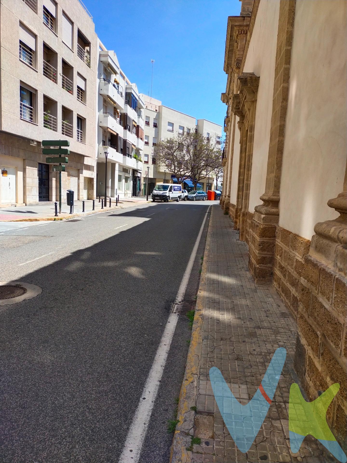 Tenemos la ocasion de ofrecer una plaza de garaje en la zona de San Jose -San Felipe, es una segunda planta (-2) ideal para coche pequeño en una zona  muy demandada y centrica de la avenida de Andalucia.