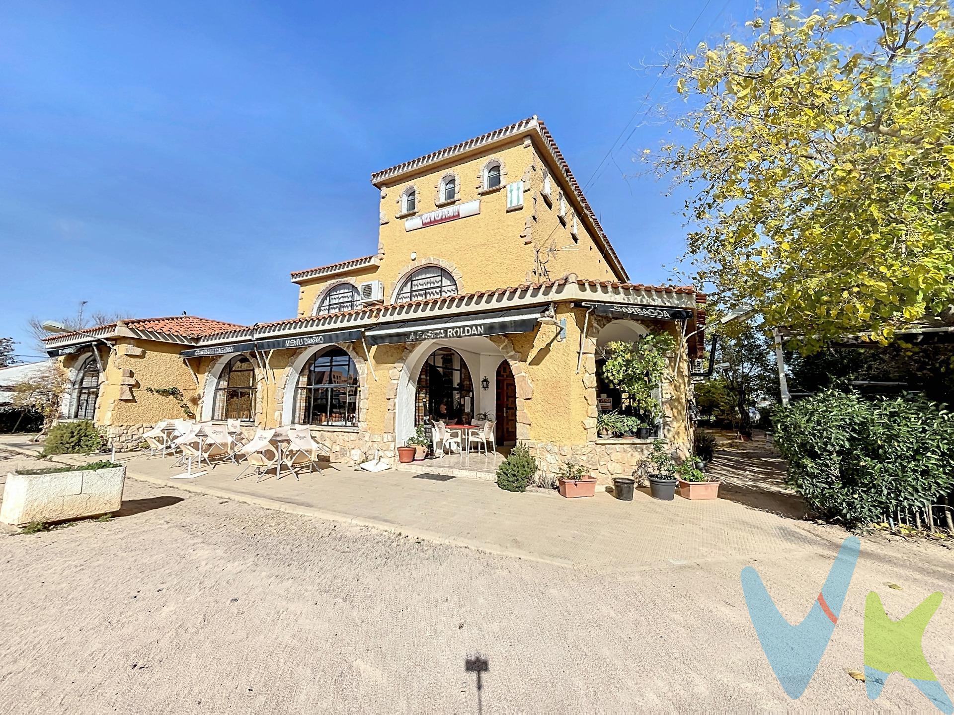 Descubre una oportunidad única para transformar el futuro del Corazón  de Castilla La Mancha: Invierte en una Finca Rústica de 9.800 m2 con potencial ilimitado. Imagina un espacio donde las posibilidades no tienen límites: . Visualiza tu próxima gran inversión: un complejo residencial que combine chalets modernos con vistas al campo. O un retiro turístico que atraiga a viajeros internacionales, cautivados por la tranquilidad del entorno y la proximidad a grandes ciudades. ¿Y qué tal un espacio sostenible, con una estación de recarga eléctrica que conecte con las demandas del hoy y del futuro? Estamos hablando de una diversificación y rentabilidad asegurada…. Una Joya por Descubrir: Donde el Pasado y el Futuro se Encuentran  . Esta finca no es solo un terreno; es un hub de oportunidades, una pieza clave para aquellos que buscan invertir en un proyecto con impacto económico, turístico y social. Con una ubicación privilegiada, cerca de grandes ciudades como Madrid, Valencia y Alicante; infraestructuras como bases  para aprovechar y darle un vuelco aceptando que las demandas del mundo actual son una oportunidad. Con el respaldo de una ciudad en constante crecimiento aquí se encuentran los cimientos de tu próximo gran éxito. En el corazón de Castilla-La Mancha, Albacete, descubrirás una ocasión única de crear un epicentro de nuevas oportunidades que se transformará en el centro empresarial de la región. Un proyecto sostenible y de alto rendimiento en el que descubrirás:. Un chalet cargado de encanto y personalidad, perfecto para ser transformado en una lujosa residencia, una casa rural boutique o un espacio de retiro. Una casa familiar que puede ser una residencia adaptada a las tendencias habitacionales del siglo que vivimos al poner el foco, de la atención mundial,  en Albacete como la ciudad donde el Coliving ( jóvenes o adultos mayores ) sea parte del abrazo caluroso a los nómadas digitales, o jubilados, aventureros locales o del mundo entero. Con remembranzas y sueños futuros que se conjugan en un entorno moderno y multifuncional;  espacios para crear zonas de servicios donde tus ideas puedan enraizarse, o reinventarse  como alojamientos rurales, coworkings innovadores o espacios culturales.  . De un restaurante con historia … a un futuro lleno de historia. Un restaurante de 827 m2  en pleno funcionamiento, listo para reinventarse en un destino gastronómico reconocido, con su encanto rústico y su historia de éxito. . El restaurante La Casita ha sido durante años un punto de encuentro para locales y viajeros, un espacio donde se han compartido largas historias alrededor de una mesa siempre disfrutando de la gastronomía manchega y española. Ahora, imagina este lugar evolucionando para albergar algo mucho más grande:. Centro de negocios moderno y funcional. Diseñado para reuniones corporativas y empresariales, conferencias, networking, coworking, ideal para atender la creciente demanda de profesionales que buscan espacios híbridos en ubicaciones estratégicas. Salón para bodas y eventos exclusivos. Rodeado de la serenidad de la naturaleza, con capacidad para recibir a parejas y familias que buscan celebrar sus momentos más especiales en un entorno único y personalizable. Áreas adicionales… ¿necesitas ideas?:. Una estación de servicio sostenible: Con una electrolinera  de última generación que capta a viajeros de paso y responde a la creciente necesidad de puntos de recarga para vehículos eléctricos, asegurando rentabilidad a largo plazo.  . Una ubicación estratégica: un cruce perfecto entre negocio y turismo. Este es el lienzo donde convertir tus ideas en un proyecto único.¿Listo para dejar huellas? ¡Descubre esta oportunidad hoy!. . . 