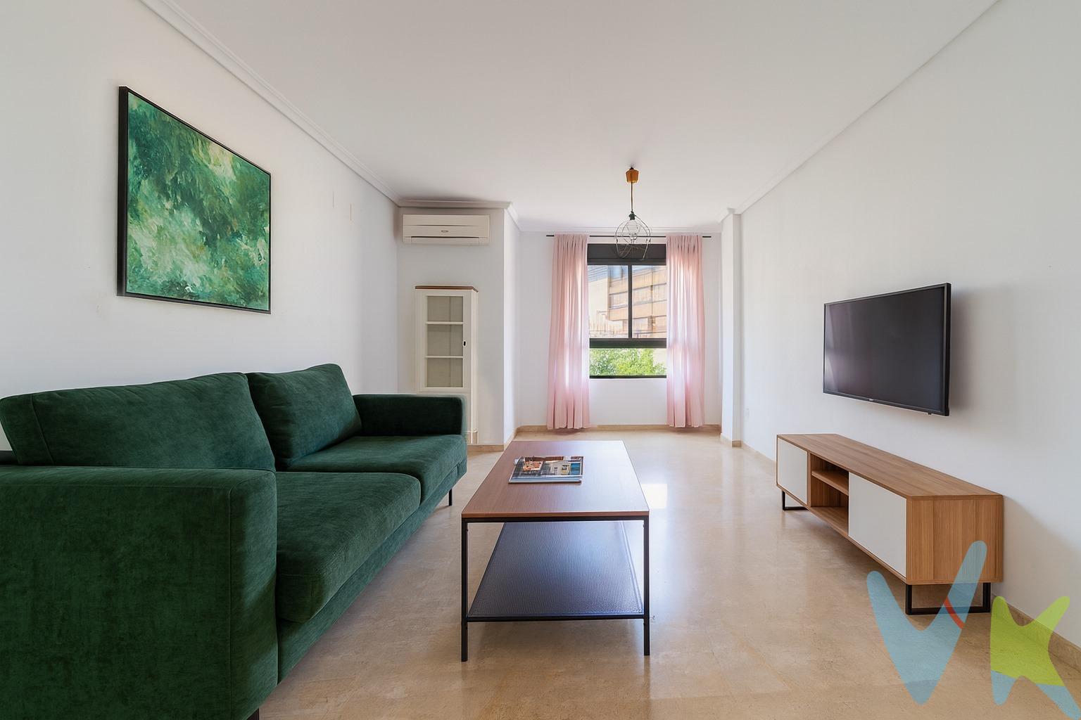 En venta: Dúplex invertido con balcón, patio exclusivo, garaje y trastero en Torrent. Si buscas un hogar con carácter, luz natural y múltiples posibilidades, este dúplex invertido de 131 m² construidos en Torrent te va a encantar. Cuenta con 2 habitaciones dobles, una de ellas en suite y con acceso a un balcón amplio donde podrás disfrutar del sol o montar un rincón verde privado.  El salón-comedor es amplio y luminoso, con ventanales en ambos extremos que garantizan ventilación cruzada y una atmósfera muy acogedora durante todo el día.  La cocina es independiente y funcional, conectada directamente con una galería con lavadero, ideal para organizar la colada y mantener la casa ordenada. Y si lo deseas la cocina tiene posibilidad de integrarse al salón y generar un espacio abierto y moderno.  Además, un distribuidor generoso te permite crear ese rincón de lectura soñado, una zona de juegos o incluso un pequeño despacho.  Bajo la escalera encontrarás un espacio perfecto para almacenamiento creativo o un rincón decorativo con mucho potencial.  Incluye plaza de garaje de fácil acceso y trastero privado, para que el espacio nunca sea un problema.  Lo mejor: un patio exclusivo al que se accede desde el distribuidor, perfecto para montar una zona chill out, un jardín urbano o lo que tu imaginación dicte. Ubicado en una tranquila calle arbolada, a pocos minutos de colegios, centros comerciales y paradas de metro, combinando paz y accesibilidad en un mismo lugar.  Este piso no es solo una vivienda, es una oportunidad para crear el hogar que siempre imaginaste. ¿Te lo vas a perder? Contáctanos y ven a conocerlo. ¡Te encantará!