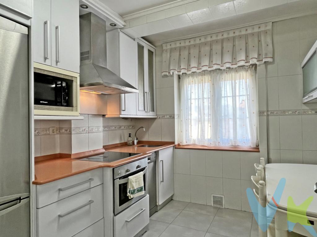 VIVIENDA EN EXCLUSIVA EN CALLE 1º DE MAYOVivir cerca de todo, tener luz natural y contar con una vivienda actualizada sin necesidad de grandes reformas. Esta vivienda en exclusiva, situada en la calle 1º de Mayo, reúne muchas de esas características.Se trata de una tercera planta sin ascensor, pero con una distribución muy cómoda y funcional, en la que todos los espacios son independientes. Cuenta con tres dormitorios, sala de estar, cocina independiente y baño.Uno de sus grandes atractivos es que es una vivienda totalmente exterior y muy soleada, con una agradable luminosidad durante buena parte del día.Además, tanto la cocina como el baño fueron reformados hace pocos años, por lo que no hablamos de estancias antiguas pendientes de actualización. La vivienda dispone también de ventanas de PVC con doble acristalamiento y sistema oscilobatiente, calefacción de gas ciudad, puertas lacadas y armarios empotrados que aportan un práctico espacio de almacenamiento.Pero si hay algo que hace especialmente interesante esta vivienda es su ubicación. Se encuentra en una zona con todo tipo de servicios a pocos minutos andando: supermercados, comercios, bancos, farmacia, hostelería y demás servicios del día a día. También está muy próxima a colegios y centros educativos, algo especialmente práctico para familias con niños.Y para quienes necesitan coche, otro punto a tener en cuenta es que en las inmediaciones existen aparcamientos municipales, facilitando el estacionamiento en una zona donde disponer de alternativas cercanas siempre es un plus.En definitiva, una vivienda práctica, luminosa y bien situada, con tres dormitorios y con importantes mejoras ya realizadas, pensada para quienes quieren tener todo lo necesario para el día a día cerca de casa.Una vivienda en exclusiva que merece la pena conocer. ¿Te la enseñamos?Gastos e Impuestos no incluidos en el precio. Compra sujeta a ITP. El comprador se hará cargo de los costes de la escritura e inscripción en el Registro de la Propiedad.Más información sobre transparencia, impuestos, gastos y condiciones de compraventa en nuestra web www.activanorte.com