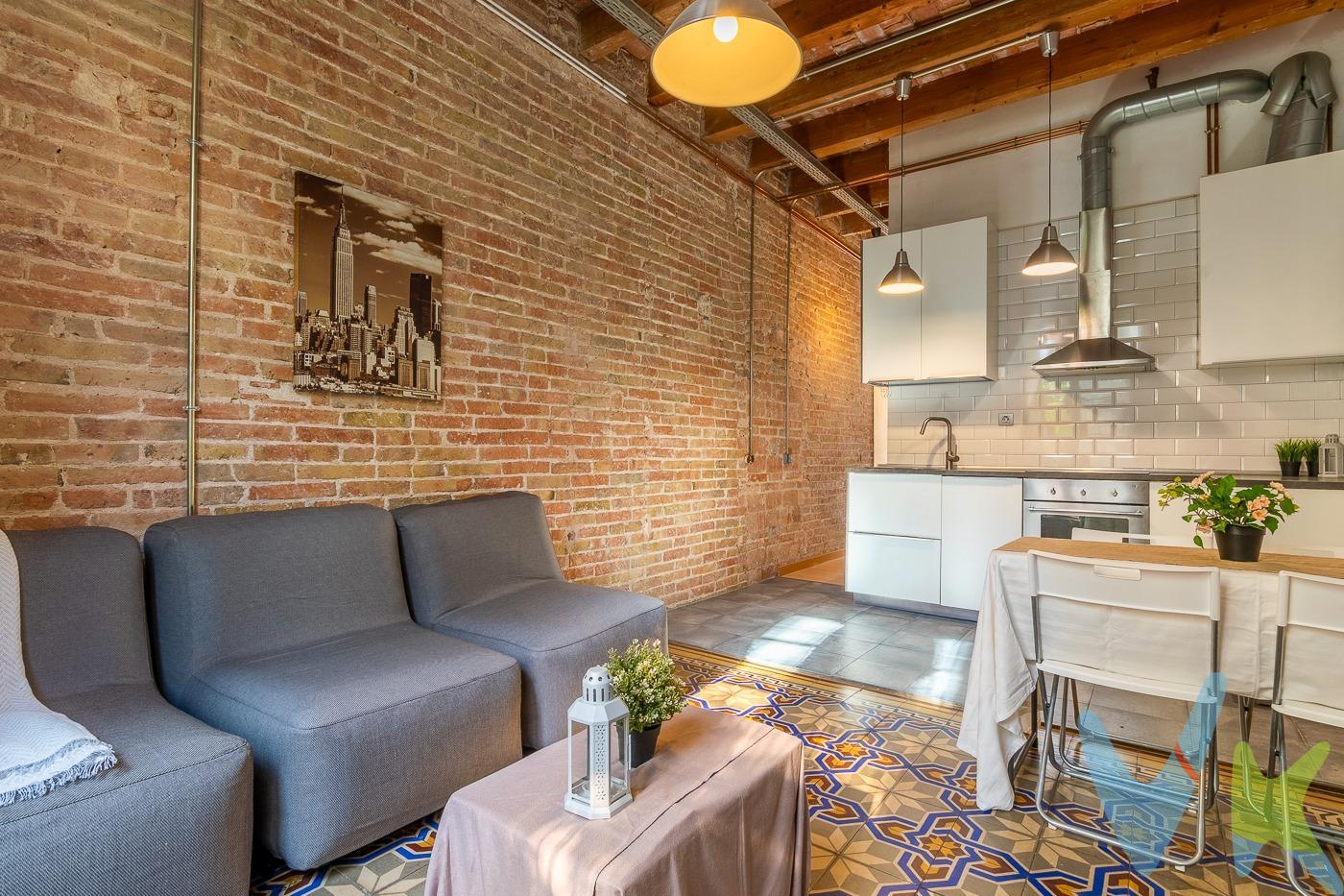 En una de las zonas más emblemáticas de Barcelona, este piso de 77 m² construidos (60,5 m² útiles) combina el carácter auténtico del Eixample con una estética contemporánea y funcional. A 1 minuto de Rambla Cataluña, de Enric Granados y Av. Diagonal. Desde el primer paso, su estilo te envuelve: suelos hidráulicos combinados con parquet, paredes de ladrillo visto y techos altos con vigas de madera y conductos a la vista que aportan un aire industrial elegante y cálido a la vez. Cada rincón refleja una cuidada armonía entre el encanto original y el confort actual. La vivienda ofrece una distribución cómoda y bien aprovechada:. Dos habitaciones, una de ellas doble con baño en suite y acceso directo a una galería luminosa orientada al patio interior, donde la claridad se mantiene durante todo el día. Un segundo baño completo que da servicio al resto de la vivienda. Dispone de un espacio abierto que integra cocina, comedor y salón en un solo ambiente, pensado para disfrutar de la vida urbana con tranquilidad y estilo. Desde aquí se accede al balcón que da a la calle principal, el lugar perfecto para observar la vida del barrio y sentir la energía característica del Eixample. La mezcla de materiales nobles, la altura de techos y la entrada de luz natural convierten este piso en una pieza singular: un espacio con alma, donde la arquitectura tradicional dialoga con un diseño actual y funcional. El edificio cuenta con ascensor a partir del entresuelo y cámaras de videovigilancia 24h. Su ubicación, en pleno Eixample, te sitúa a pocos pasos de todo lo que define la vida barcelonesa: cafeterías con historia, boutiques locales, restaurantes de autor y excelentes conexiones con transporte público:  Junto a los FGC Provença y el Metro L5 Diagonal. Excelente combinación de autobuses (líneas 7, 63, V15, 33, 34, 6, H8 a 1 minuto.) A 3 min. del Hospital Clínic. . Una vivienda que invita a disfrutar del equilibrio entre diseño, autenticidad y vida urbana. Llámanos y organizamos ahora la visita para descubrir en persona el encanto de tu nuevo hogar. _________________________________________________________. Nota: en los importes indicados no se hayan incluidos los impuestos y tasas aplicables a la compra o alquiler del bien inmueble. Las fotografías, videos, planos y demás documentación gráfica pueden no corresponder con la realidad actual, así como los metrajes y superficies, y no tienen carácter contractual. Salvo indicación contraria, los muebles y equipamiento que aparecen en el anuncio no están incluidos en el precio. La vivienda dispone de Certificado Energético y Cédula de Habitabilidad vigentes.