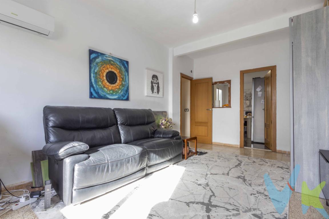 OPORTUNIDAD EN MASSANASSA: Ubicación Estratégica y Precio Competitivo¿Buscas amplitud para tu familia o una inversión con rentabilidad asegurada?Presentamos esta magnífica propiedad en Massanassa que destaca por sus 100 m² y una ubicación inmejorable. Esta vivienda ofrece la luz y las vistas, a un precio que permite margen para adecuarlo a tu gusto. Ubicada en un 5º piso sin ascensor. 📍 UBICACIÓN PREMIUM: TODO A UN PASO La localización es el gran fuerte de este inmueble, garantizando comodidad diaria y alta demanda de alquiler:Metro: Parada de autobús cercana que conecta directamente con Paiporta y su línea de Metro.Conexión Total:Servicios Clave: A solo 4 minutos andando de los principales Supermercados. 5 minutos del Hospital de Massanassa (perfecto para sanitarios) y a 5 minutos de la Zona Comercial de Alfafar (IKEA, MN4, Carrefour).Zona Familiar: Ubicado junto a un parque ajardinado con zona infantil, ideal para que los niños jueguen seguros frente a casa. Massanassa cuenta con dos colegios, escuelas infantiles e instituto de Educación Secundario.  🏡 LA VIVIENDA: ESPACIO Y POSIBILIDADESSalón : Espacio luminoso con vistas panorámicas despejadas.Cocina Office: De grandes dimensiones, apta para comer en ella y hacer vida familiar.3 Habitaciones: Versátiles para dormitorios dobles, teletrabajo o cuarto de juegos.Amplitud real: 104m2 construidos muy bien aprovechados. No deje pasar esta oportunidad de adquirir metros y ubicación. Contáctenos hoy mismo para agendar una visita y conocer el potencial de este piso.  