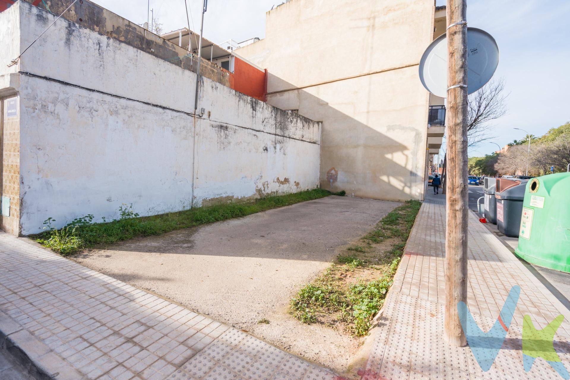 Se vende solar urbano edificable en Calle Cid nº 19 de Aldaia (Valencia), ubicado en una zona residencial consolidada del Ensanche, con excelentes condiciones urbanísticas para promoción de obra nueva. La parcela cuenta con una superficie de 89 m² y una fachada de aproximadamente 13 metros, lo que le otorga una óptima proporción y gran aprovechamiento edificatorio. Se trata de suelo urbano consolidado, calificado como Zona de Ensanche según el PGOU de Aldaia, donde no se establecen superficies mínimas de solar ni de fachada, por lo que la parcela cumple plenamente las condiciones para ser edificable al estar integrada en una manzana consolidada. El uso principal permitido es residencial plurifamiliar, con tipología de edificación entre medianeras alineada a vial, admitiéndose usos complementarios en planta baja como local comercial, garaje o almacén vinculado. La normativa permite una edificación de planta baja más dos plantas, con una altura de cornisa de 10,00 m, y la posibilidad de una planta ático retranqueada bajo el plano de 45°, alcanzando una altura máxima total de 12,75 m. No se exigen retranqueos laterales ni de fondo, permitiéndose la ocupación completa de la parcela en las plantas alineadas a fachada. De forma orientativa, la parcela permite el desarrollo de un edificio con sótano destinado a aparcamiento y cuartos técnicos, planta baja y dos plantas sobre rasante, con una superficie construida total estimada de entre 315 y 330 m². El programa residencial compatible contempla tres viviendas (dos viviendas simples y una vivienda dúplex con terrazas en ático), además de tres plazas de aparcamiento y terrazas privadas retranqueadas. Se trata de una excelente oportunidad para promotores, inversores o autopromoción, en una ubicación consolidada y con alta demanda de vivienda nueva, que permite un óptimo aprovechamiento urbanístico y una promoción residencial atractiva y rentable. -------. Por mandato expreso del propietario, comercializamos este inmueble en exclusiva, lo que le garantiza el acceso a toda la información, a un servicio de calidad, un trato fácil, sencillo y sin interferencias de terceros. Por este motivo, se ruega no molestar al propietario, a los ocupantes de la propiedad o a los vecinos. Muchas gracias por su comprensión. Si usted es agente inmobiliario y tiene un cliente para este inmueble, llámenos.