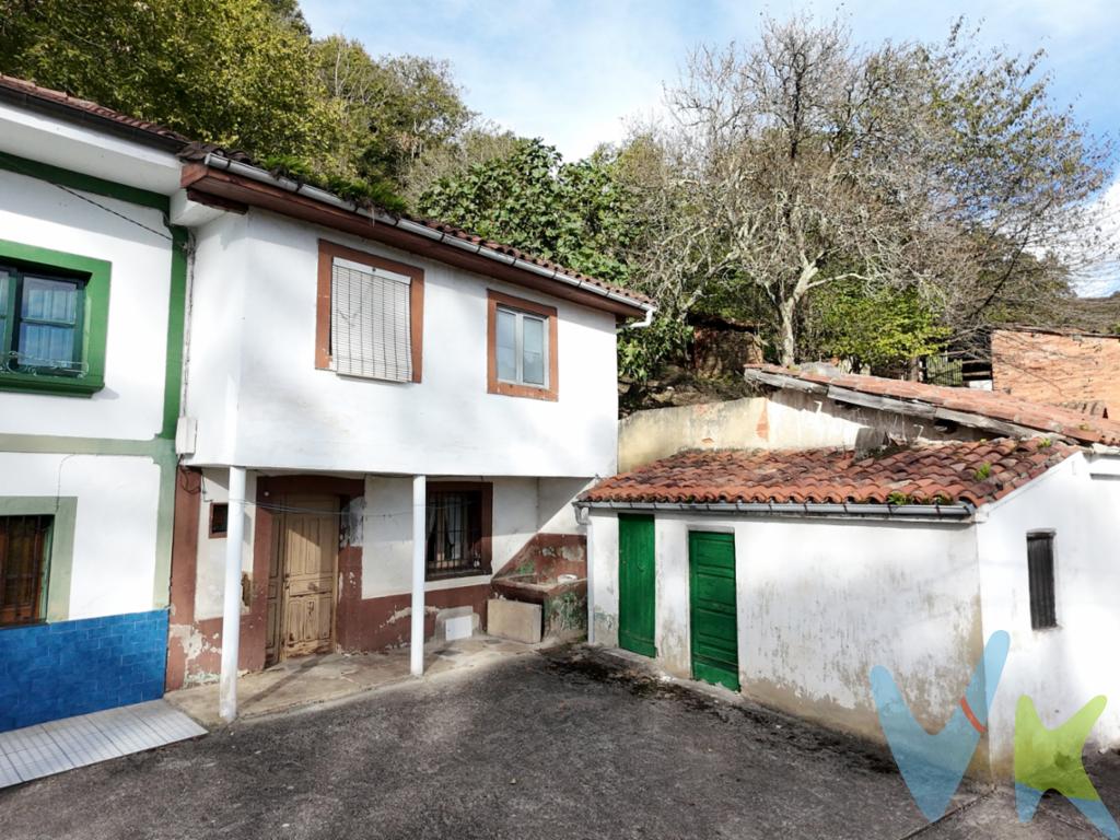 Se vende casa para reformar zona Olloniego Oviedo. Oportunidad única para adquirir casa en el encantador pueblo de Olloniego. Con un total de 136 metros cuadrados construidos y 122 metros útiles, esta vivienda proporciona el espacio perfecto para disfrutar de la tranquilidad del entorno rural sin renunciar a la comodidad.La casa consta de dos plantas:La planta baja tiene una superficie construida de sesenta y ocho metros cuadrados, de los cuales treinta y tres metros cuadrados corresponden a la vivienda y los restantes treinta y cinco metros cuadrados a almacén.La planta primera tiene una superficie construida de unos treinta y seis metros cuadrados.Tiene luz y agua.A tan solo 7 minutos en coche del centro de Olloniego. A 19 minutos de Oviedo, Langreo y Mieres. A 35 minutos de Gijón.Olloniego, con su encanto y belleza natural, es la ubicación ideal para quienes buscan un estilo de vida tranquilo y relajado. Los paisajes circundantes invitan a largas caminatas y actividades al aire libre, todo mientras se disfruta de la paz y la serenidad que caracteriza a este pueblo pintoresco. Además, la proximidad a servicios básicos y la facilidad de acceso a las principales carreteras aseguran que las necesidades cotidianas siempre estén a mano.Tomar la decisión de visitar esta casa es el primer paso hacia la posibilidad de estableciendo un hogar en plena naturaleza y rodeado de belleza natural. Le invitamos cordialmente a visitar esta singular propiedad, para que pueda experimentar de primera mano todo lo que tiene para ofrecer. Sin lugar a duda, ésta es no solo una casa, sino un hogar lleno de potencial esperando ser descubierto.Opción finca rustica independiente a la casa con una superficie de cuatro mil ochocientos sesenta y cuatro metros cuadrados. 