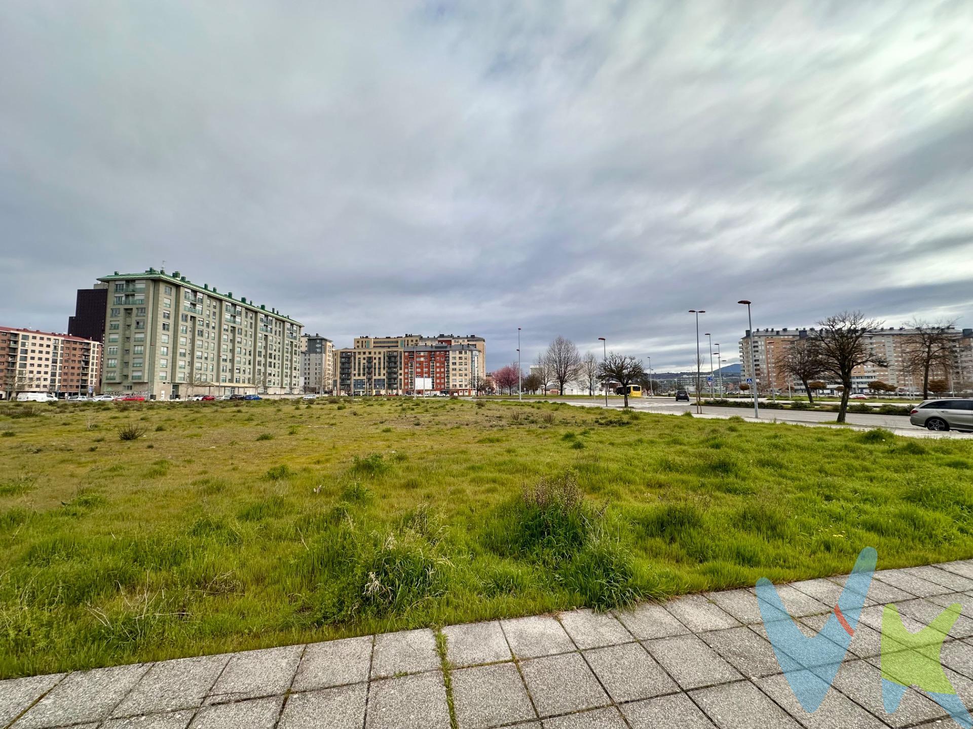 Descubre una oportunidad única en el corazón de La Rosaleda, Ponferrada. . Este impresionante terreno urbano cuenta con una amplia superficie total de 5,786 m², perfecto para desarrolladores e inversores que buscan aprovechar al máximo su potencial inmobiliario. Con un proyecto ya contemplado para la construcción de hasta 162 viviendas, este espacio promete transformar la zona y ofrecer soluciones habitacionales modernas y atractivas a futuros residentes. . Su ubicación estratégica garantiza múltiples posibilidades dentro del crecimiento urbanístico local, haciendo de esta propiedad una inversión ideal en un área en plena expansión. . No pierdas la ocasión de ser parte del futuro desarrollo residencial; ¡este es tu momento!