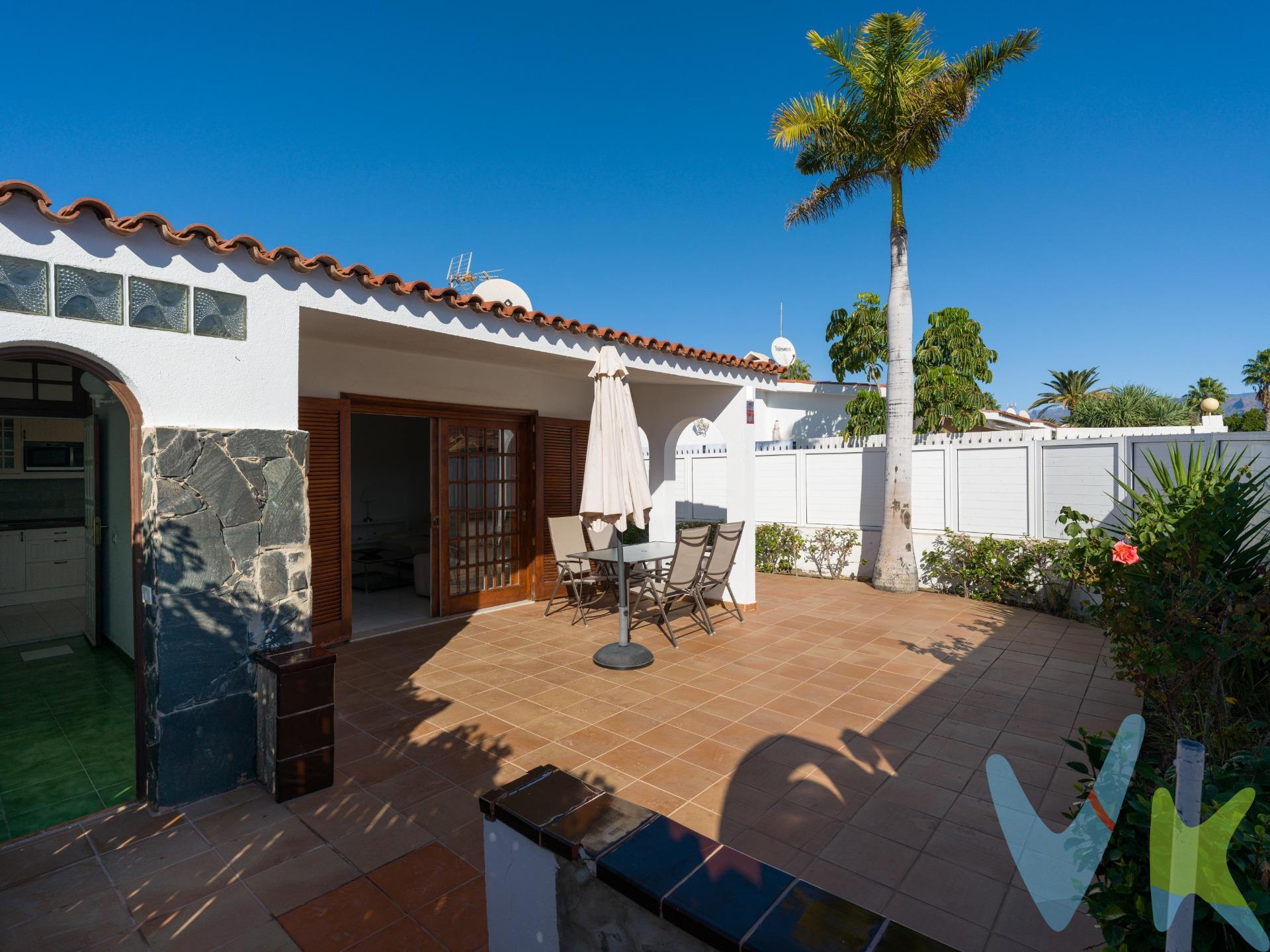 Bungalow con semi-sótano en Campo Internacional de Maspalomas situado en esquina y con una privacidad excepcional. Forma parte de un complejo residencial con piscina comunitaria, aunque cuenta con entrada directa e independiente desde la calle y posibilidad de aparcar cómodamente justo delante del bungalow. La vivienda se distribuye en una planta principal de 60,31 m² compuesta por salón-comedor con cocina, solana, dos dormitorios dobles y un baño con plato de ducha. Además, dispone de un amplio semi-sótano de aproximadamente 90 m² dividido en varias estancias, con conexión de agua y múltiples posibilidades de acondicionamiento, incluyendo la opción de incorporar un segundo baño. La parcela tiene 188 m², de los cuales 127,69 m² corresponden a zona ajardinada, ideal para crear un exterior a medida. . Campo Internacional es una de las zonas más valoradas de Maspalomas por su tranquilidad, su entorno ajardinado y su cercanía a las Dunas, el Faro y el paseo marítimo, con fácil acceso a servicios, restaurantes y zonas de ocio. Una propiedad con gran potencial para actualizar y personalizar en una ubicación privilegiada. Una oportunidad única en el sur de Gran Canaria. Contáctenos para más información o una visita!. Precio de Venta al Público (PVP) – No incluye gastos. Impuestos y demás gastos legalmente correspondan al comprador. Inmueble sujeto a ITP del 6,5% con carácter general; existen excepciones según normativa aplicable. Base imponible el mayor valor entre: 1) precio de venta: 2) tasación; 3) valor referencia catastral. Gastos Notaria y Registro entre 0,3% - 0,8% aprox. según aranceles. Financiación: gastos de hipoteca, tasación y gastos bancarios a cargo del comprador y según su necesidad y elección.  Honorarios inmobiliaria a cargo del vendedor.  Operación y condiciones de compraventa sujeta a aceptación expresa del vendedor. Para acceder a información y documentación legalmente exigible por el consumidor puede contactarnos. Anuncio sujeto a errores, cambios de precio, omisión y/o retirada del mercado sin aviso previo.