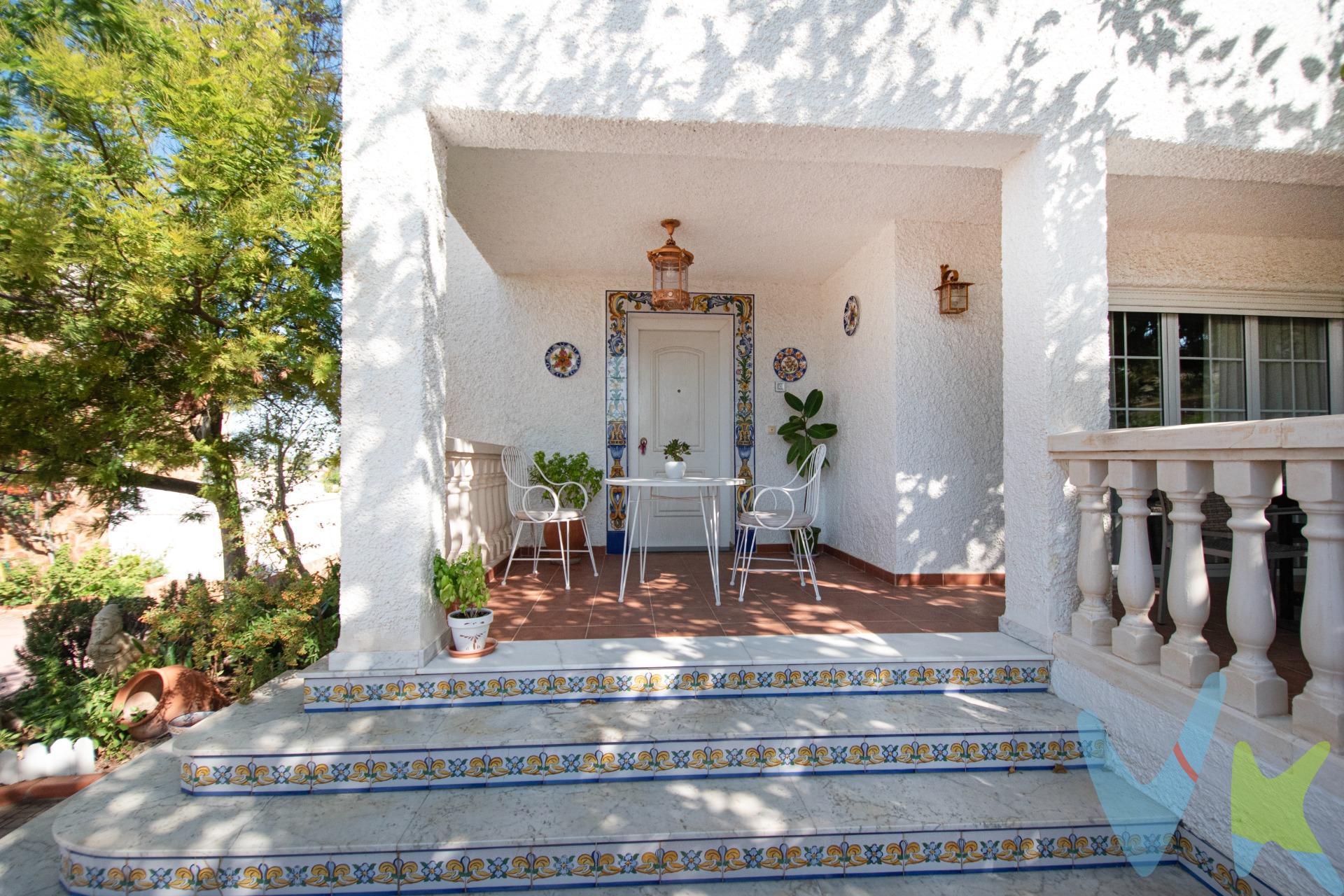 Este chalet urbano no es cualquier casa.. es de esas que te hacen suspirar nada más entrar. Empezamos fuerte 💪🏼: Nada más entrar nos encontramos con un gran comedor con chimenea, abierto hacia la buhardilla, lo que hace que sea simplemente mágico: Es ideal para reuniones, cenas especiales o simplemente para disfrutar de un buen libro al calor del fuego. Además, tiene una habitación doble con salida a balcón, y no un balcón cualquiera, no… uno con unas vistas increíbles que te hacen olvidar el estrés. Un baño completo para dar servicio a esta planta y una cocina gigante donde no solo puedes cocinar, sino también comer cómodamente. Y por si fuera poco, desde la cocina accedes a una terraza de unos 26 m² con vistas aún más espectaculares. ¡Imagínate los desayunos ahí, o esas cenas de verano con amigos!. Subimos a la planta alta y nos encontramos con cuatro habitaciones dobles y una sencilla abuhardillada, súper acogedora, ideal como despacho, cuarto de juegos o ese rincón especial que siempre has querido. El baño de esta planta está muy bien pensado: tiene doble puerta, una que comunica directamente con una de las habitaciones (como si fuera un baño en suite) y otra que da al pasillo, para que el resto de las habitaciones también puedan usarlo. Así, si quieres intimidad, la tienes; y si no, sigue siendo un baño cómodo y accesible para todos. ¡Funcional y con privacidad cuando la necesitas!. El garaje de 60 m² es brutal: cabe de todo, y además se ha aprovechado el hueco del forjado sanitario para para guardar trastos sin que estén por medio. Pero espera 🤚🏼, porque lo mejor está por llegar.. La parte exterior es sencillamente ESPECTACULAR. Tienes una piscina brutal, con unas vistas que te dejan sin palabras… perfecta para desconectar, tomar el sol o pegarte un buen chapuzón. ¿Eres de barbacoas? Pues aquí tienes una barbacoa de obra y, como extra, un paellero para esas comilonas de domingo con amigos y familia. Y lo mejor: varias terrazas repartidas según orientación, para que siempre encuentres tu rincón ideal. Una para desayunar al sol, otra para tumbarte a leer con brisa, una más íntima para cenar en pareja… ¡cada terraza tiene su momento! Aquí no solo vives, aquí disfrutas cada rincón al máximo. No es solo una casa, es ese lugar donde vas a disfrutarlo todo: vistas, espacio, calidad y momentos que se quedan para siempre. ¿Vas a dejar pasar la casa que lo tiene todo?. Mobiliario, vehículos y otros elementos decorativos y personales de la propiedad no incluidos. Impuestos, gastos de compraventa, intermediación y financiación no incluidos.